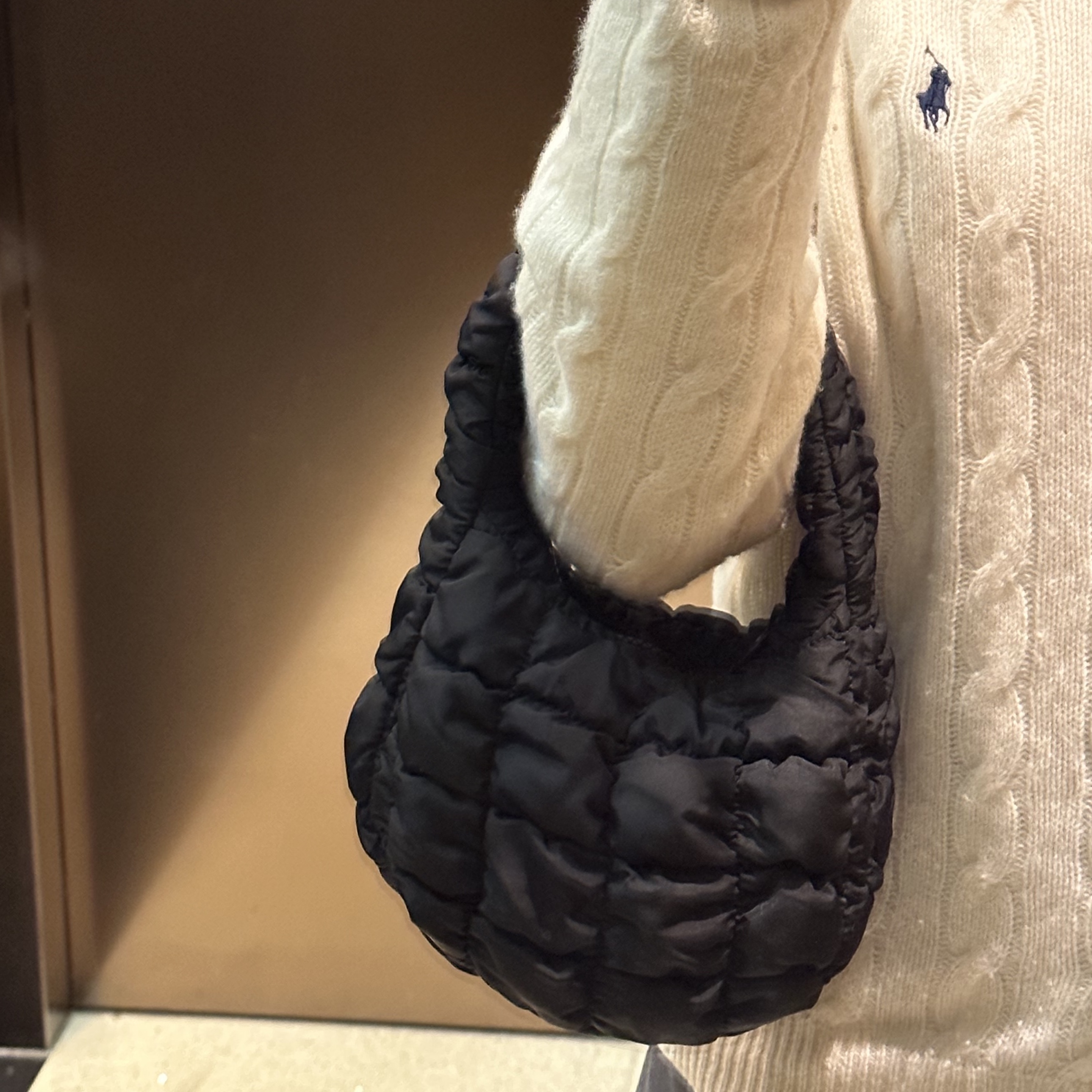 COS Quilted Micro Bag Black 착용 스타일