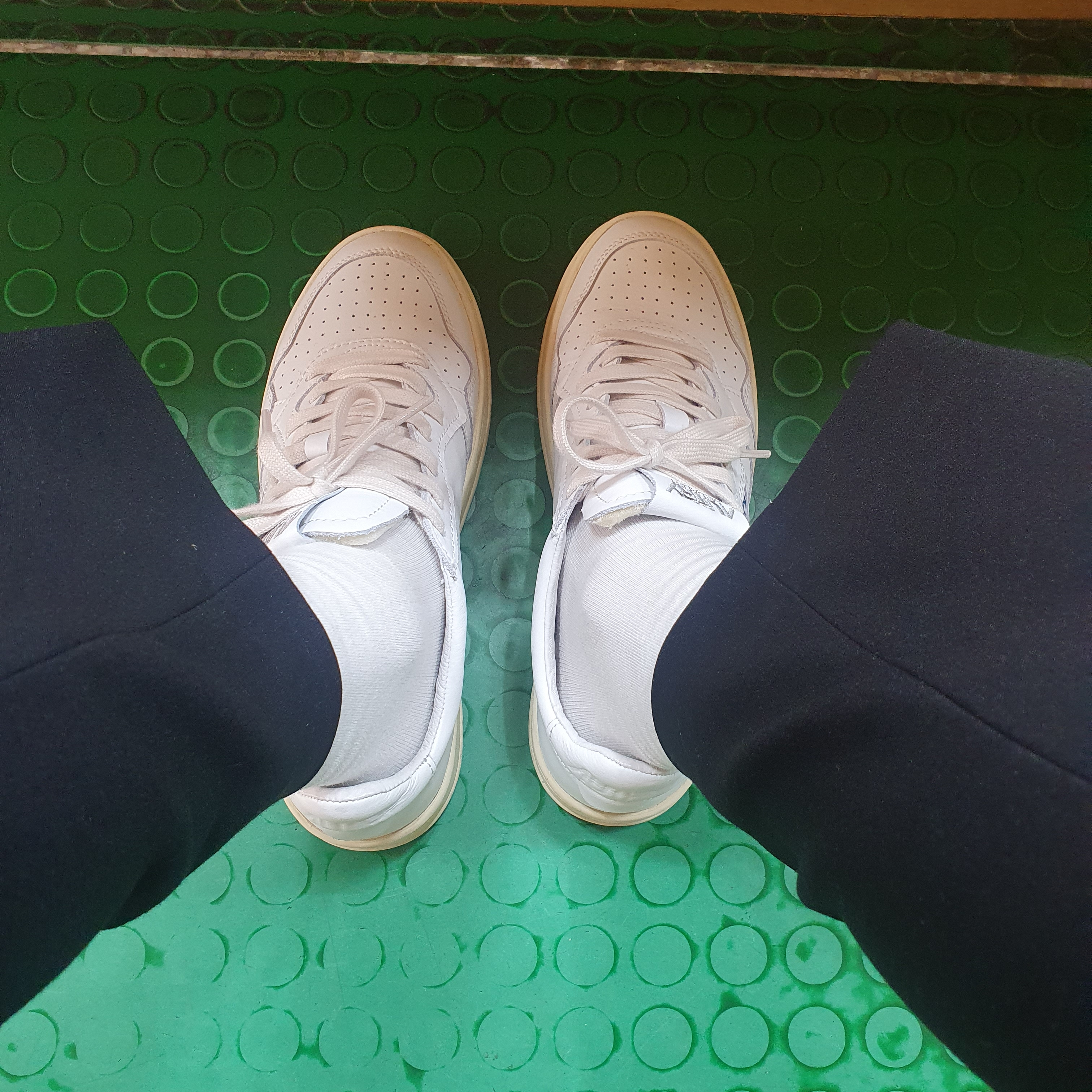 Autry Medalist Low Leather Sneakers White 착용 스타일