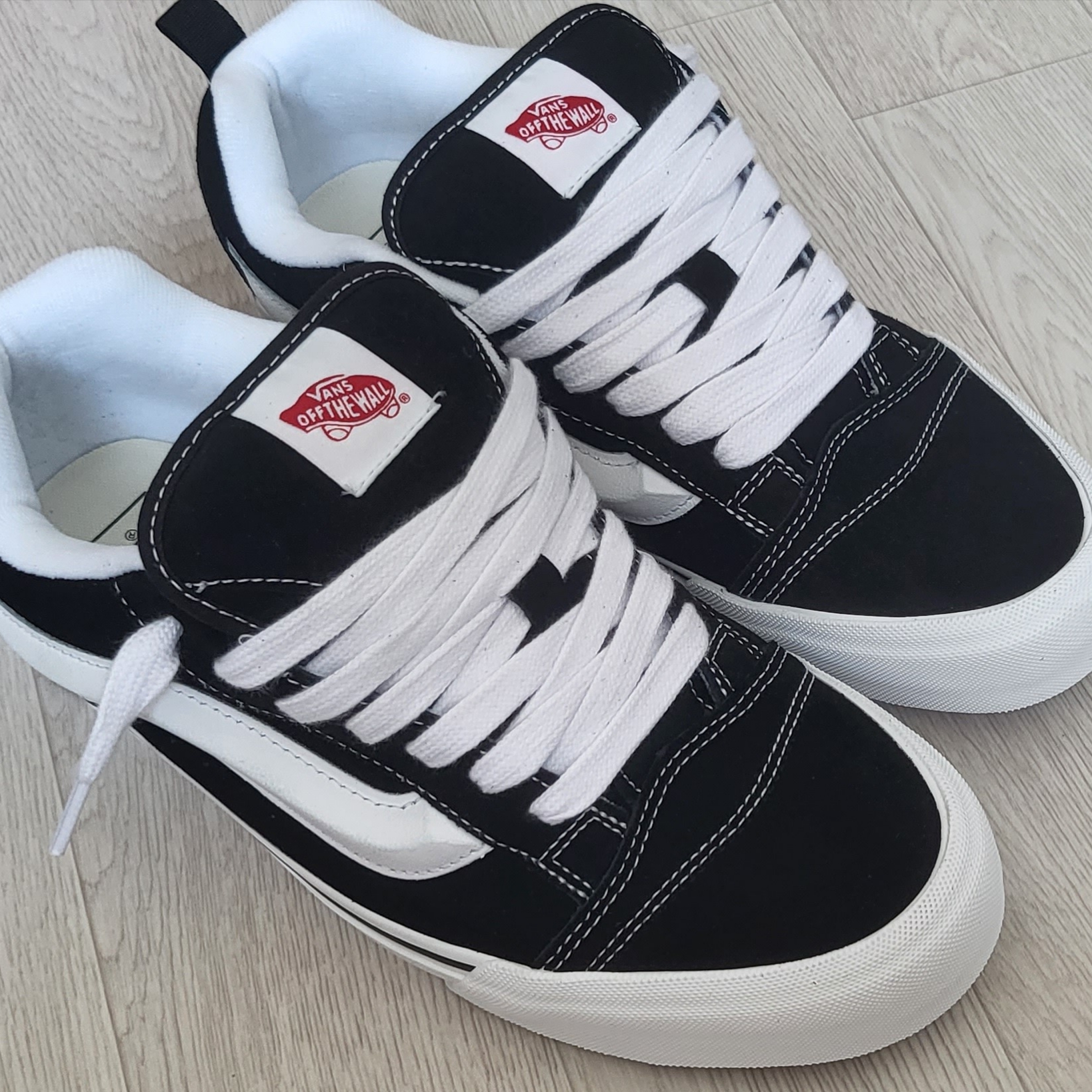 Vans Knu-Skool Black True White 착용 스타일 - 1