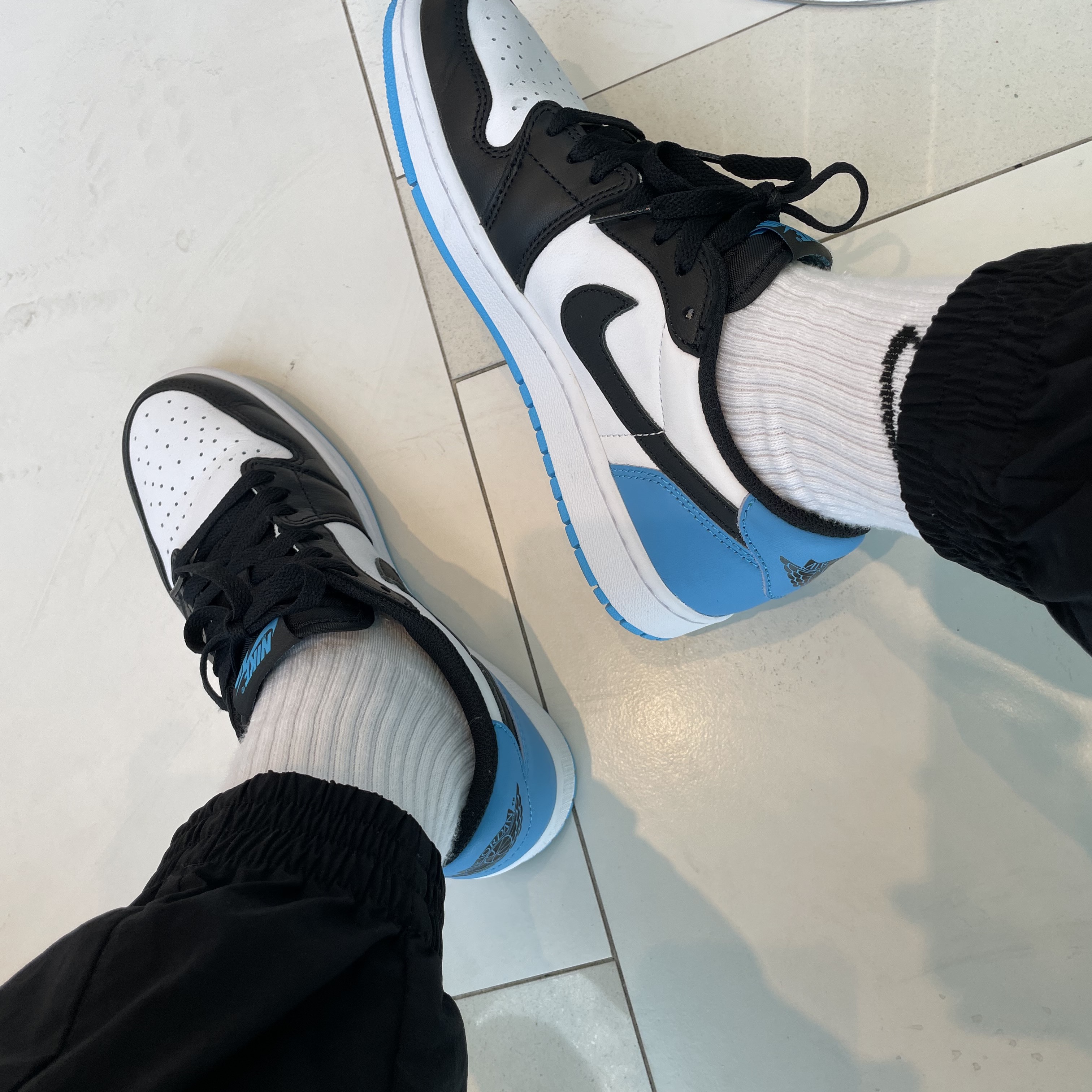 (W) Jordan 1 Retro Low OG Black and Dark Powder Blue 착용 스타일
