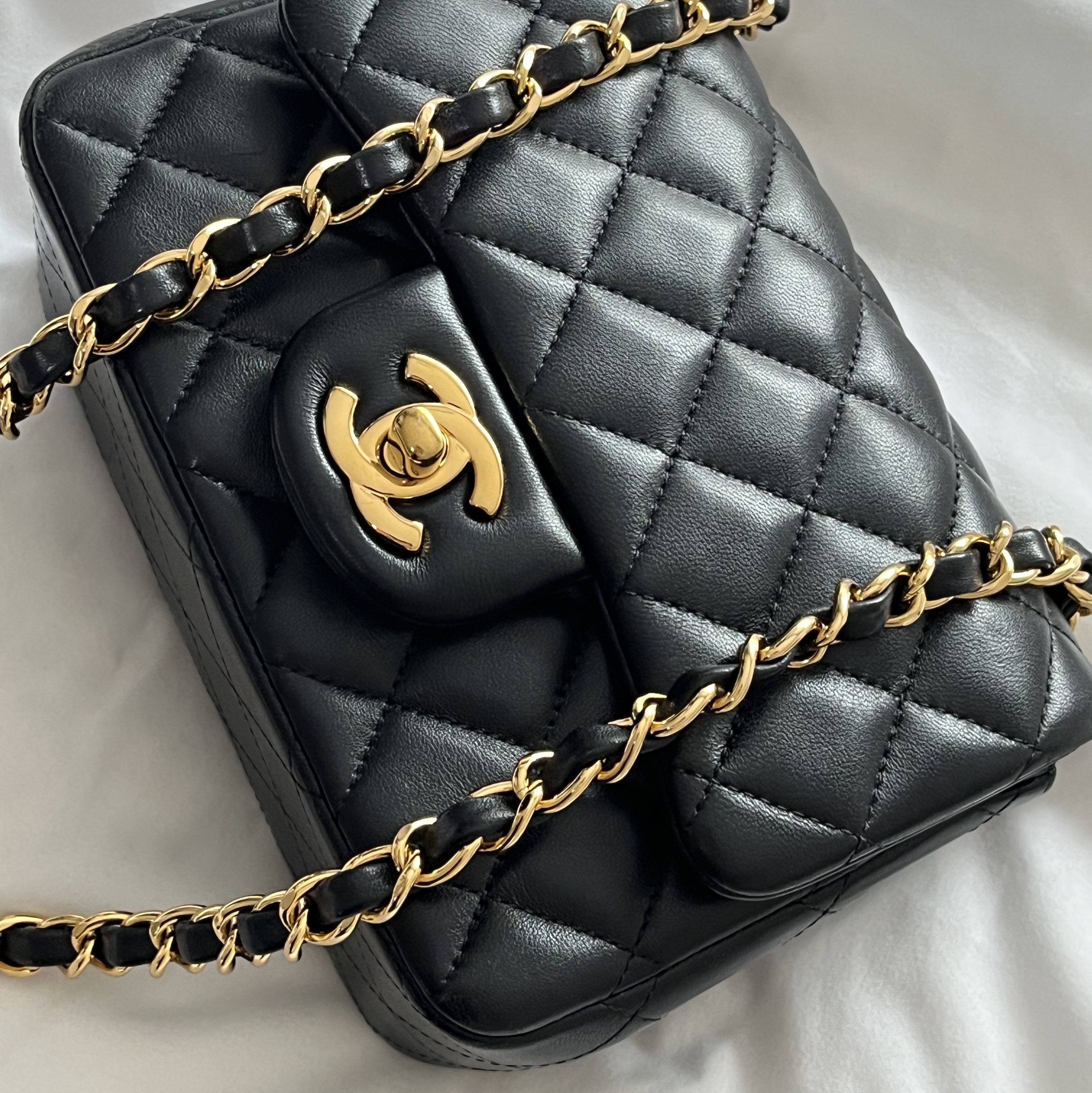Chanel Mini Flap Bag Lambskin & Gold Black 착용 스타일