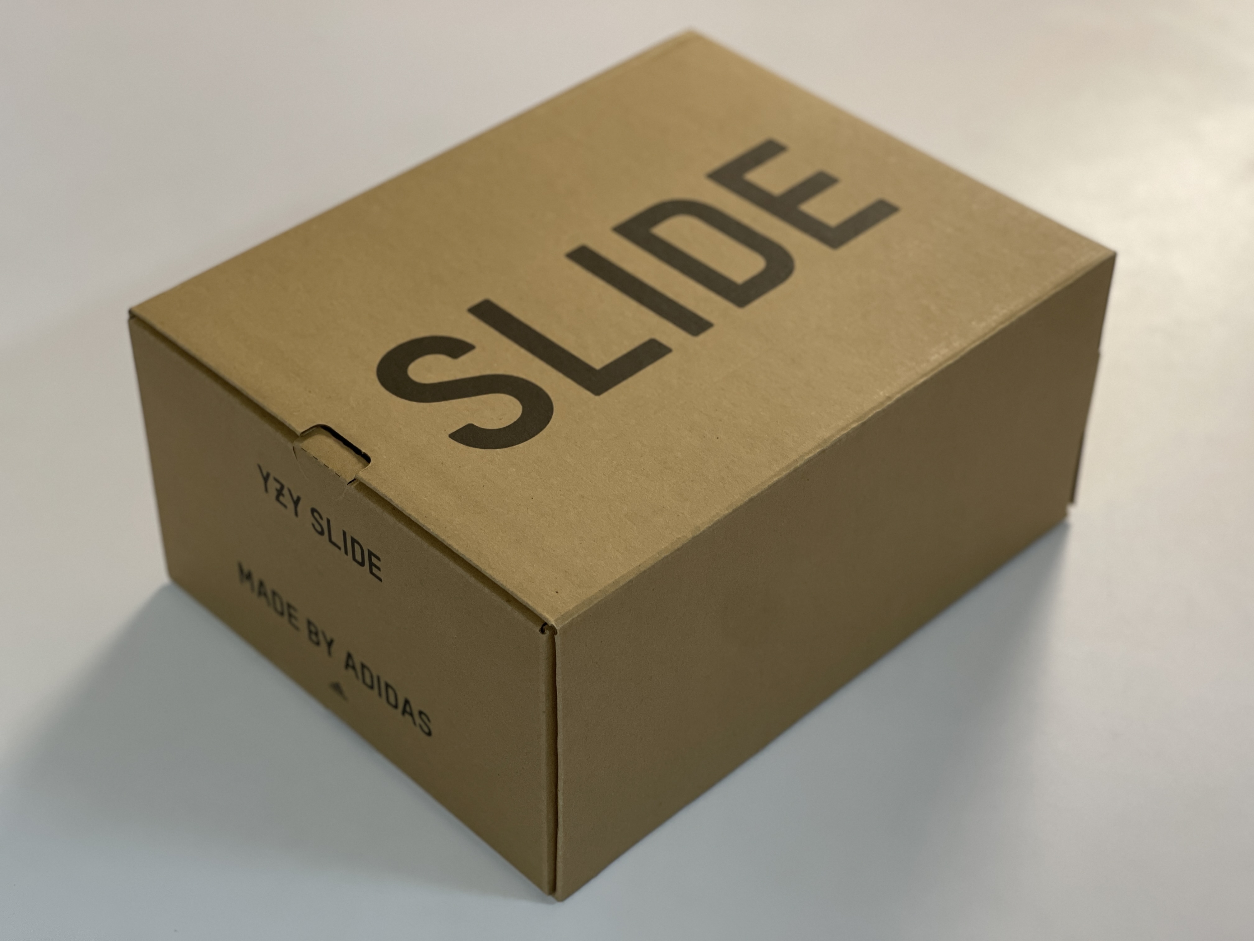 Adidas Yeezy Slide Onyx 착용 스타일 - 3