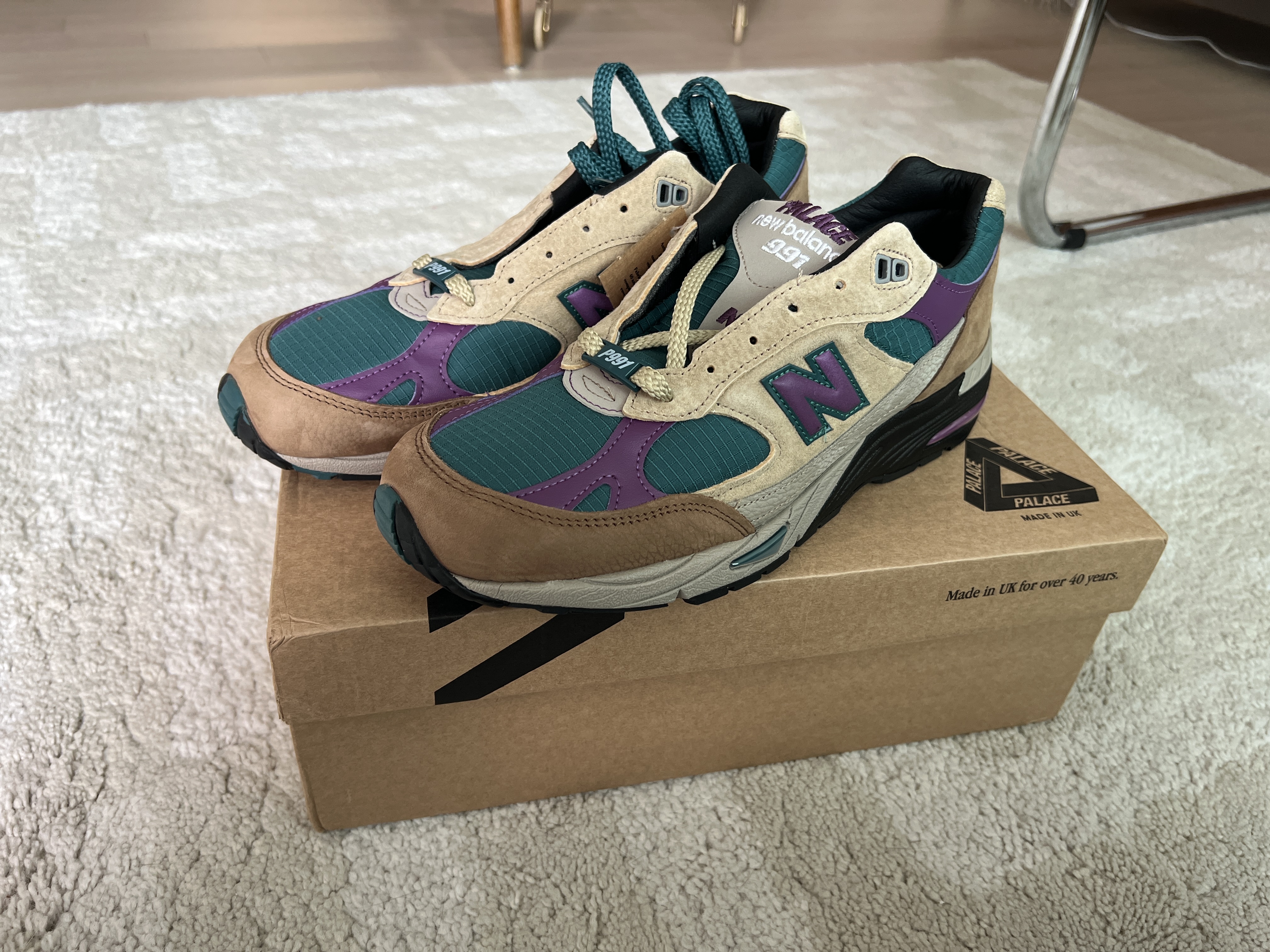 New Balance x Palace 991 Made in UK Teal Brown 착용 스타일 - 1