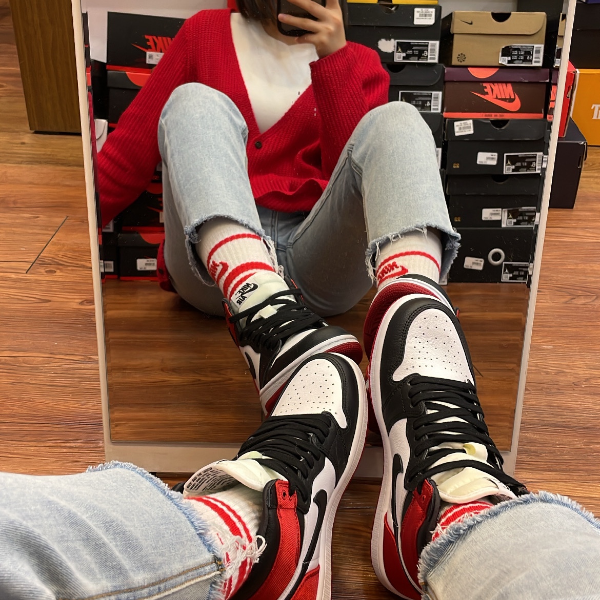 (W) Jordan 1 Retro High Satin Black Toe 착용 스타일 - 4