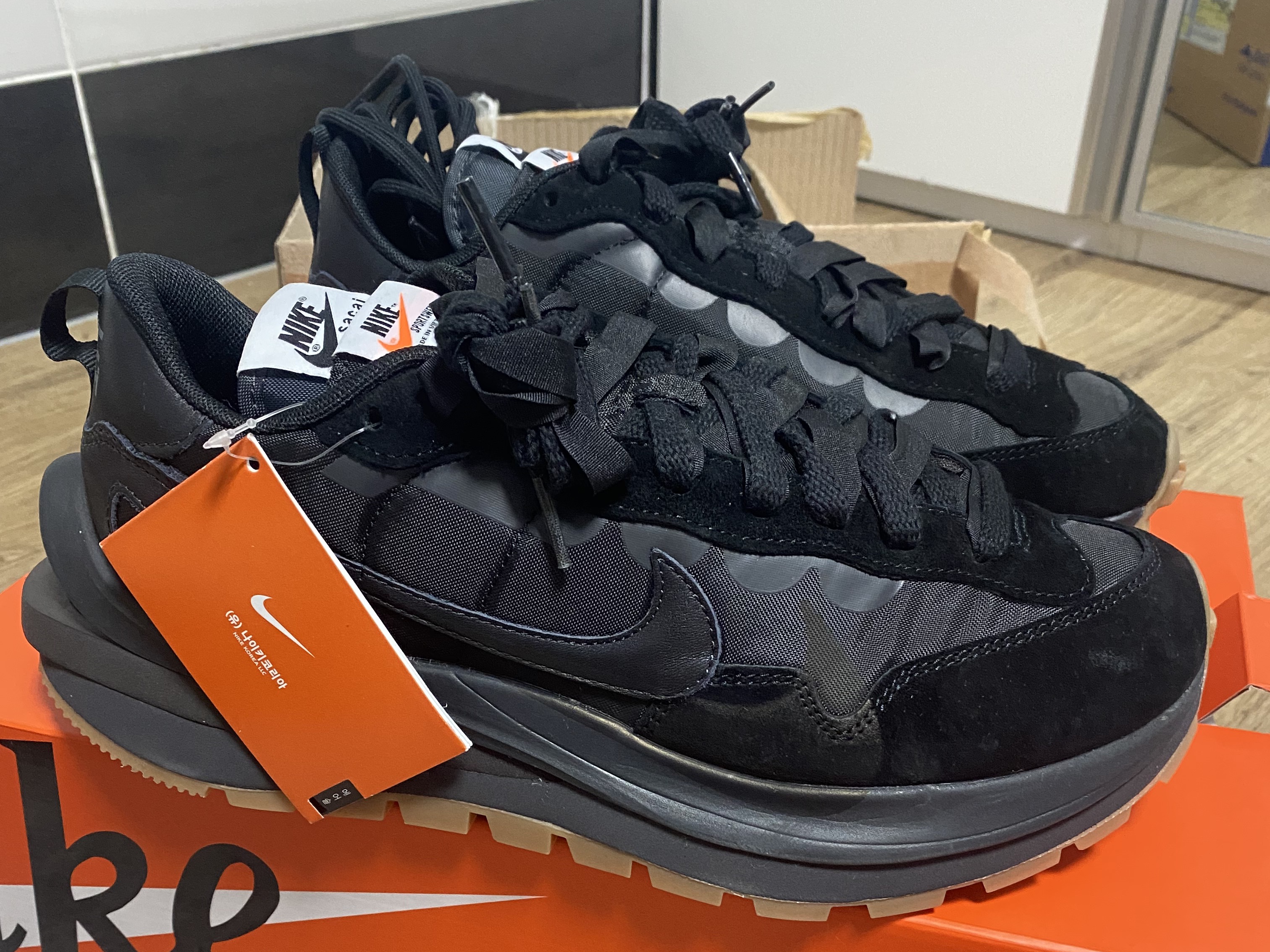 Nike x Sacai VaporWaffle Black and Gum 착용 스타일