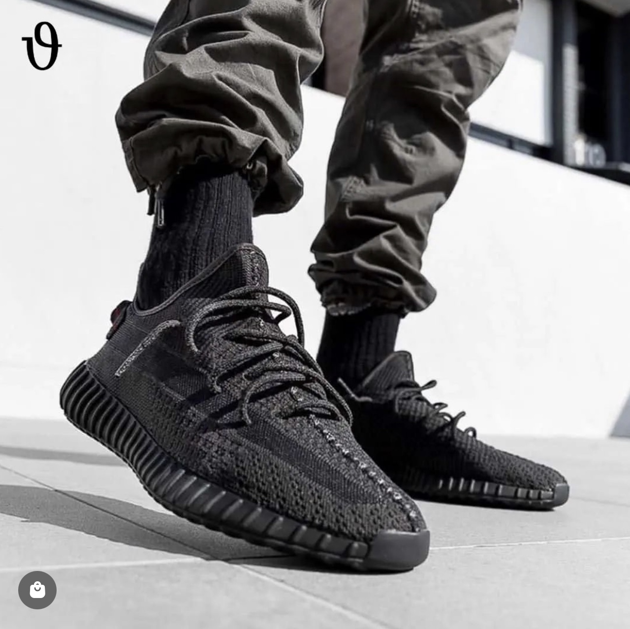 Adidas Yeezy Boost 350 V2 Onyx 착용 스타일 - 1