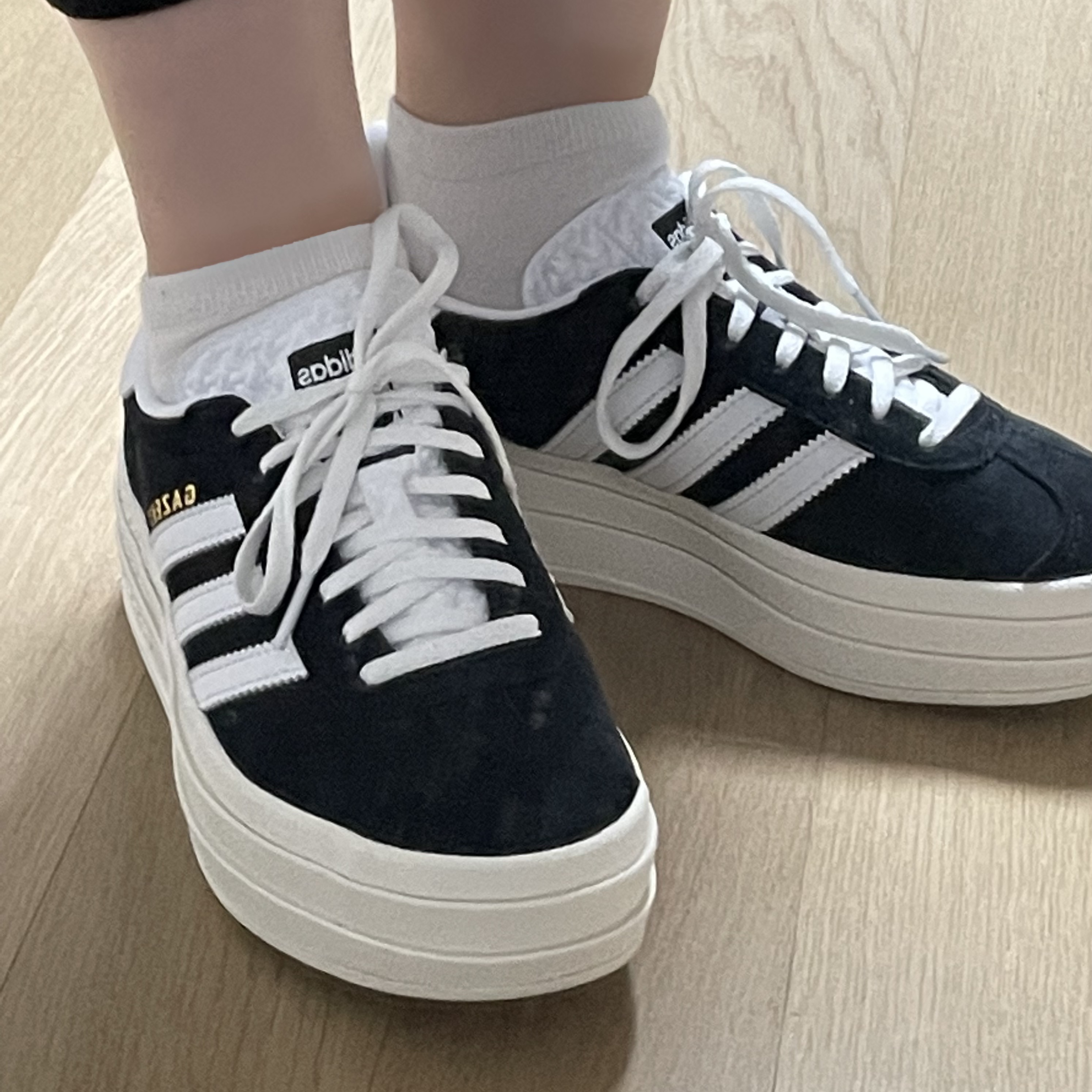 (W) Adidas Gazelle Bold Core Black Cloud White 착용 스타일