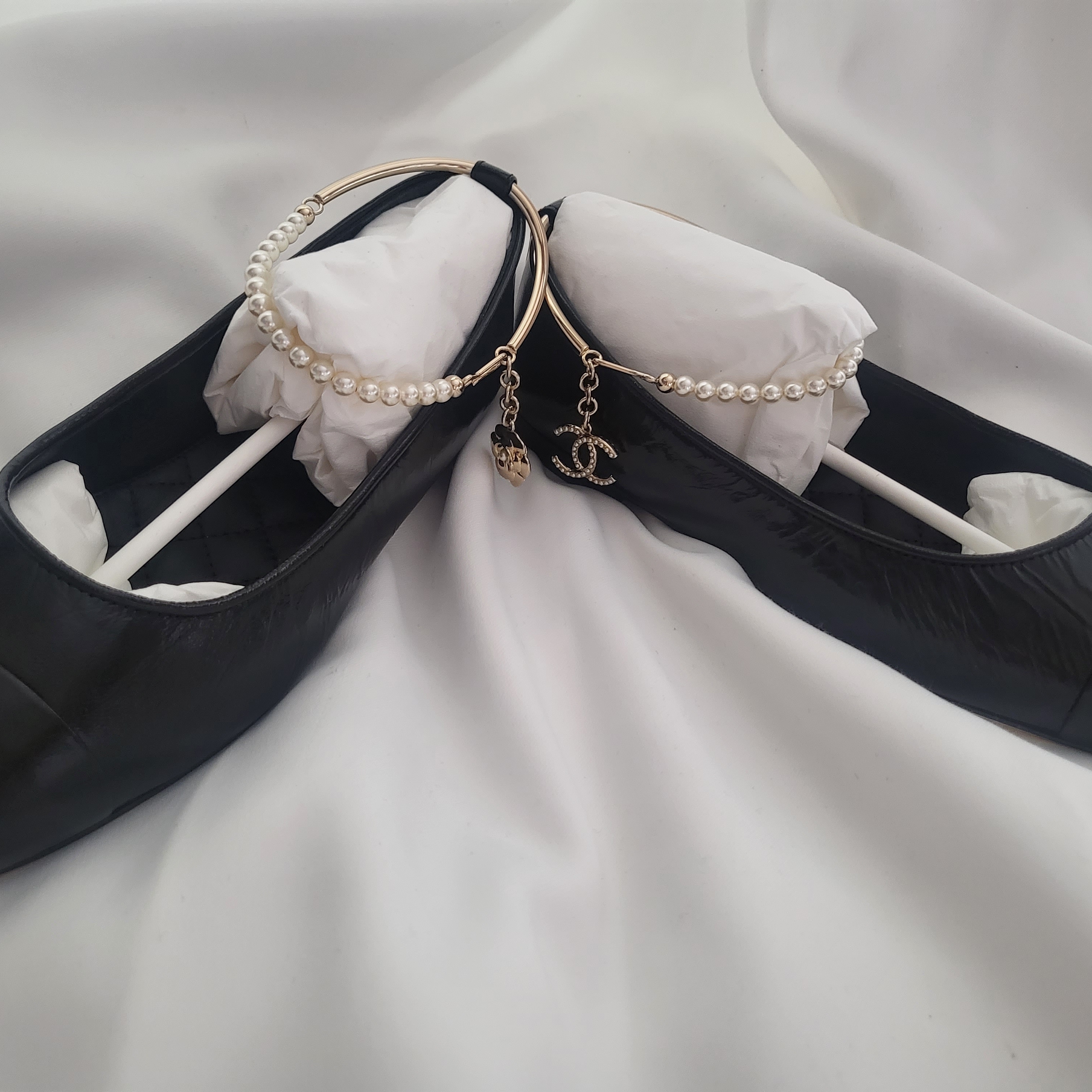 (W) Chanel Ballerina Flat Shiny Lambskin Metal Imitation Pearls & Black 착용 스타일 - 4