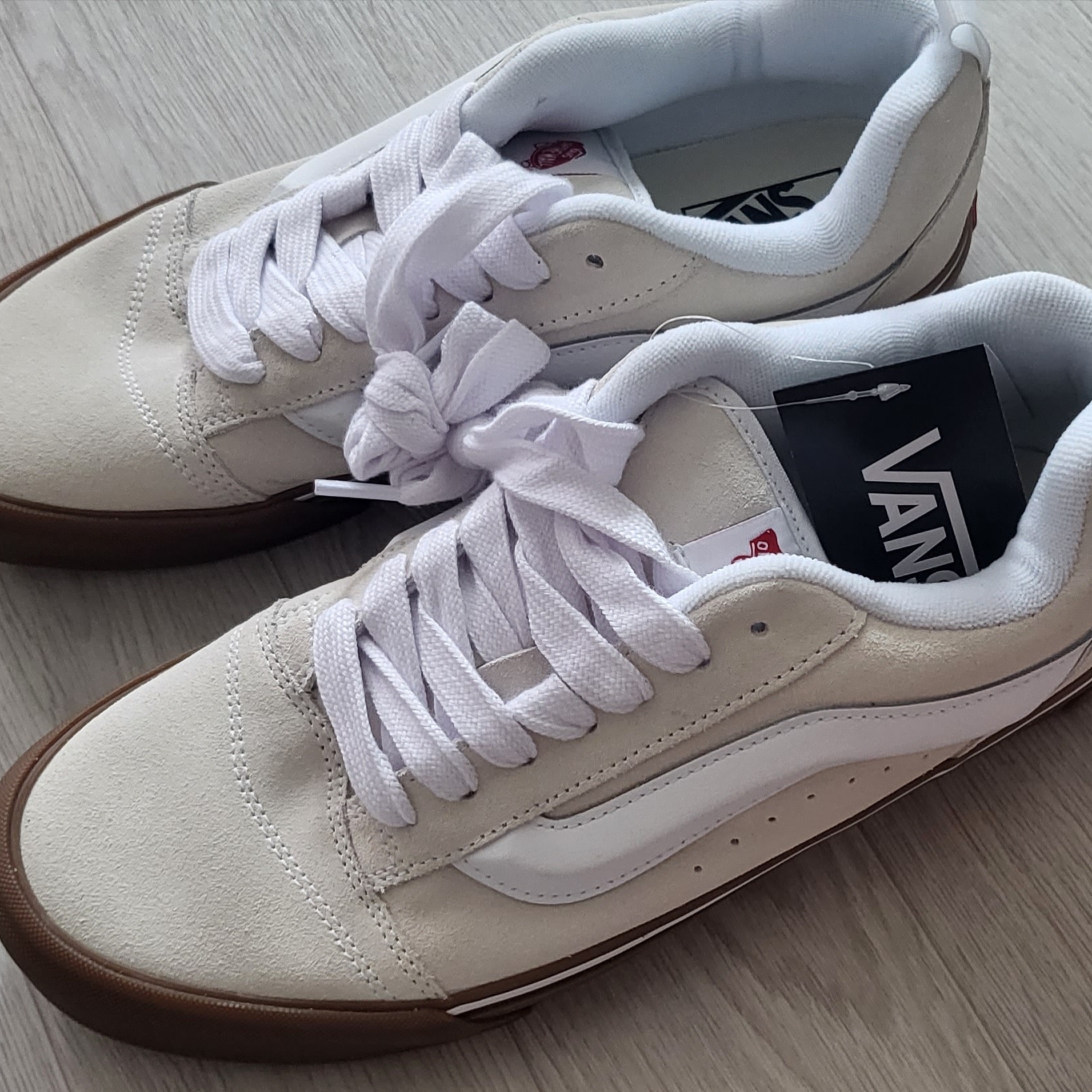 Vans Knu-Skool Black True White 착용 스타일 - 2