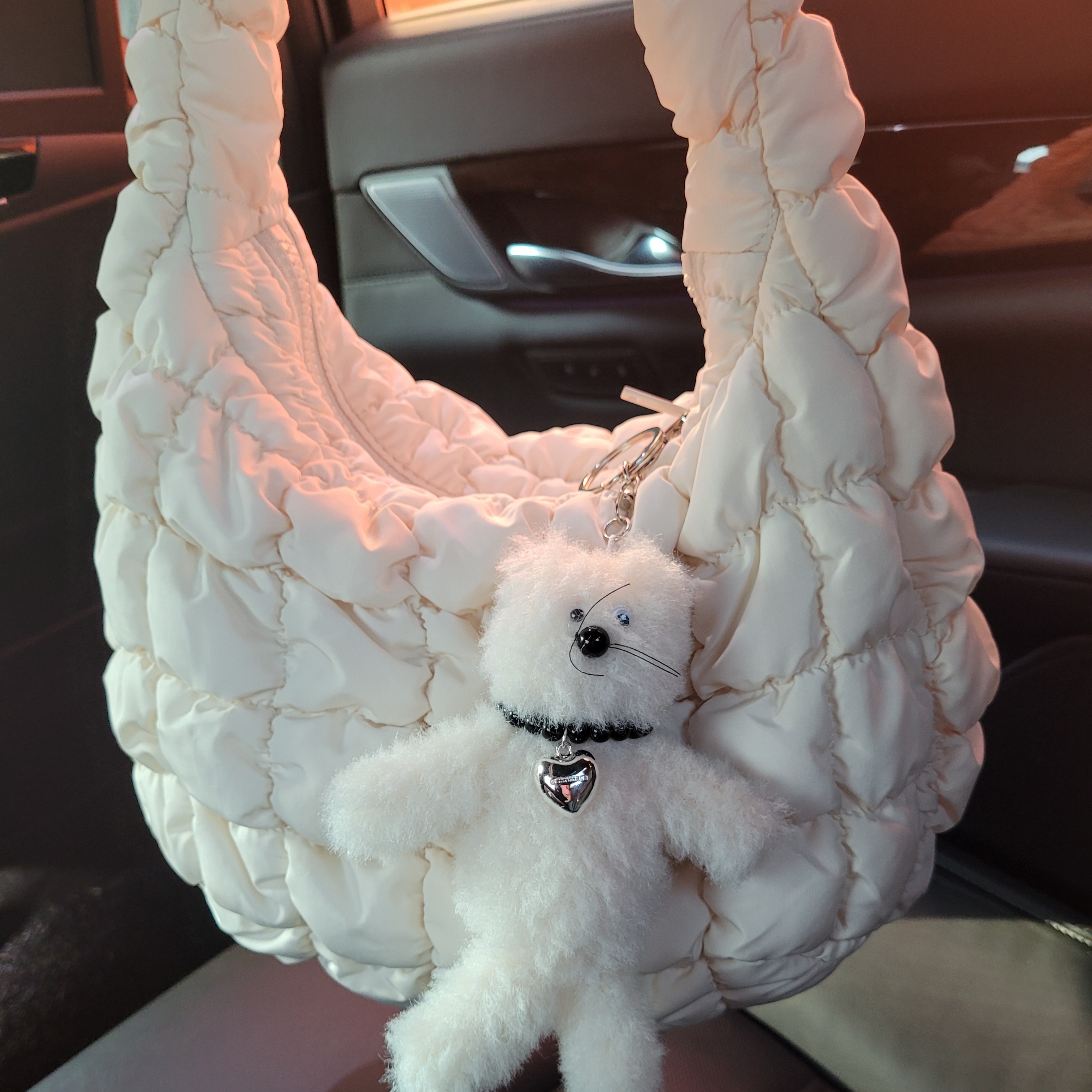 [KREAM 단독] Monamhee Creami Keyring Cream, COS Quilted Mini Bag Cream 착용 스타일 - 2