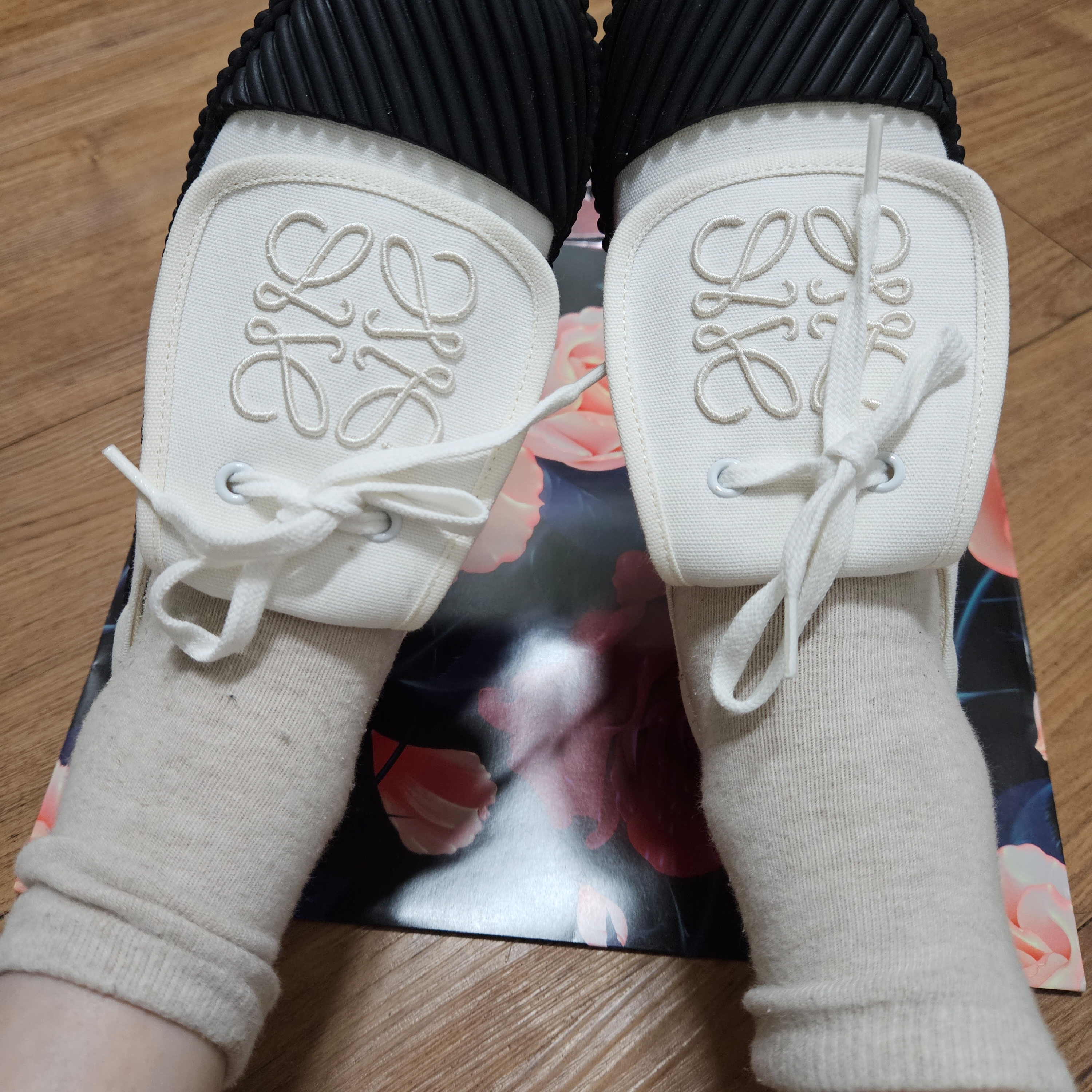 (W) Loewe Anagram Flap Sneakers in Canvas Soft White 착용 스타일