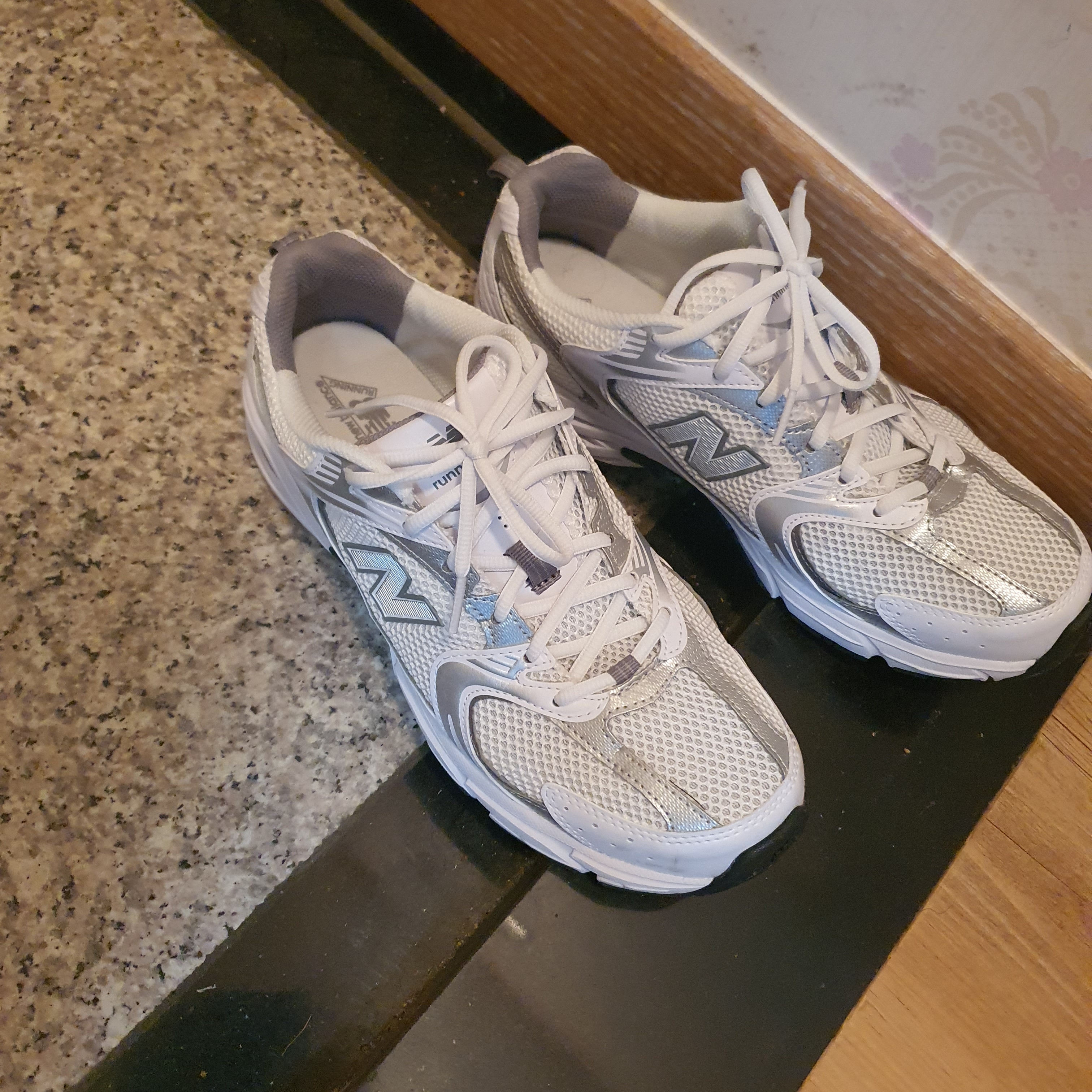 New Balance 530 White Silver 착용 스타일