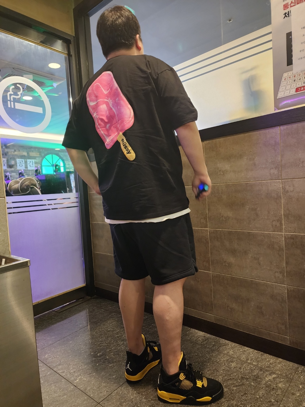 Stussy Popsicle T-Shirt Black, Jordan x Travis Scott x Fragment Shorts Black (DJ0617-010) 착용 스타일