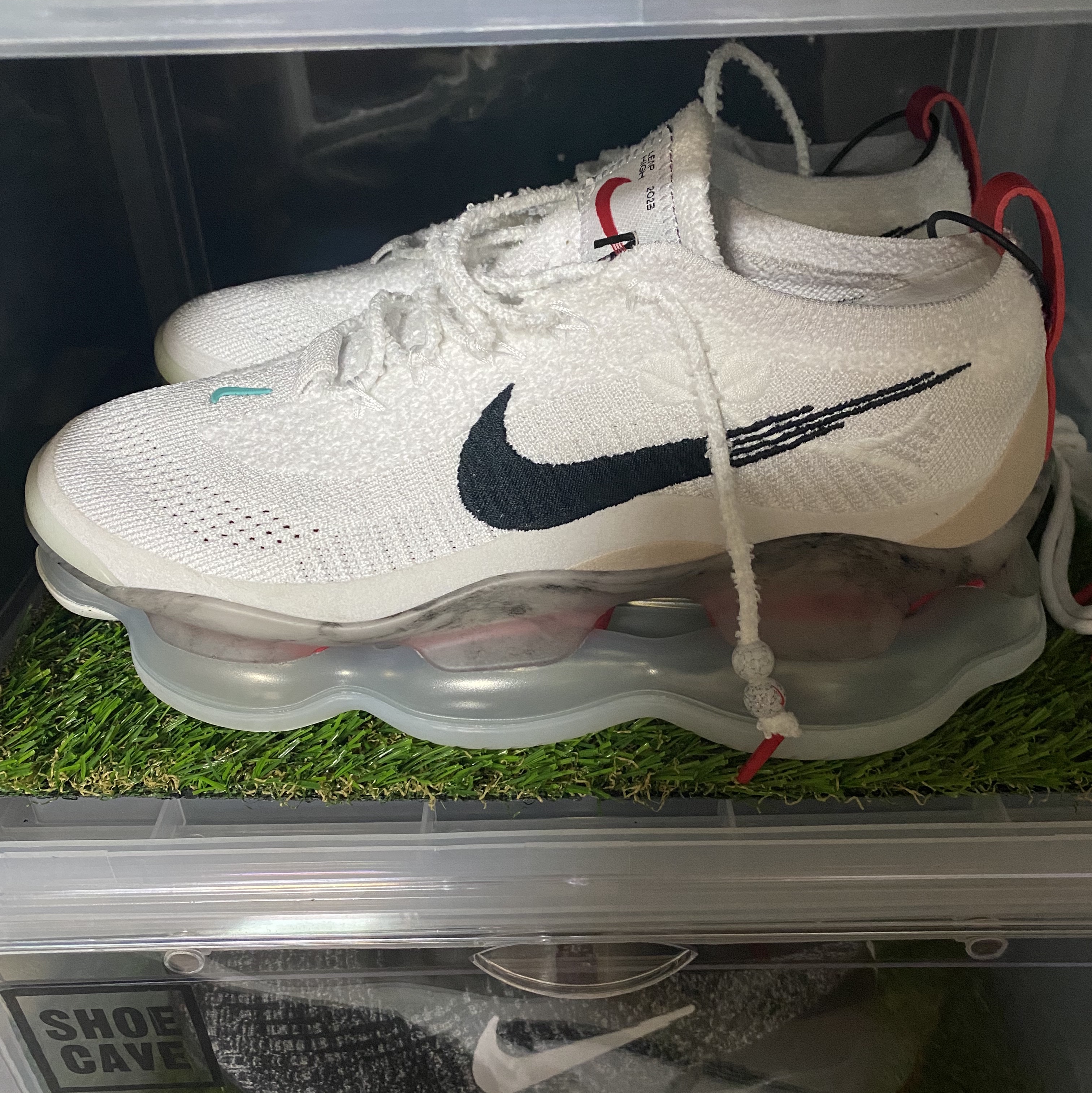 Nike Air Max Scorpion Flyknit Summit White 착용 스타일 - 1