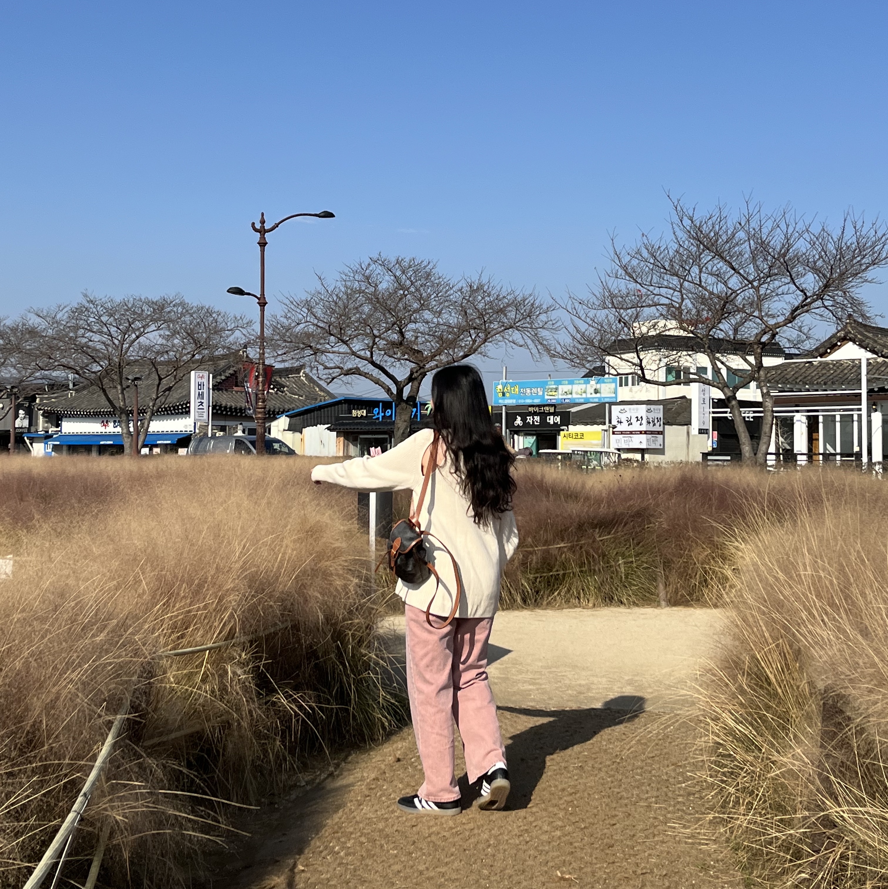 아디다스 벨로삼바 비건 사이클링 코어 블랙, 셀린느 트리옹프 캔버스 & 카프스킨 미니 백팩 폴코 탄 착용 스타일 - 4