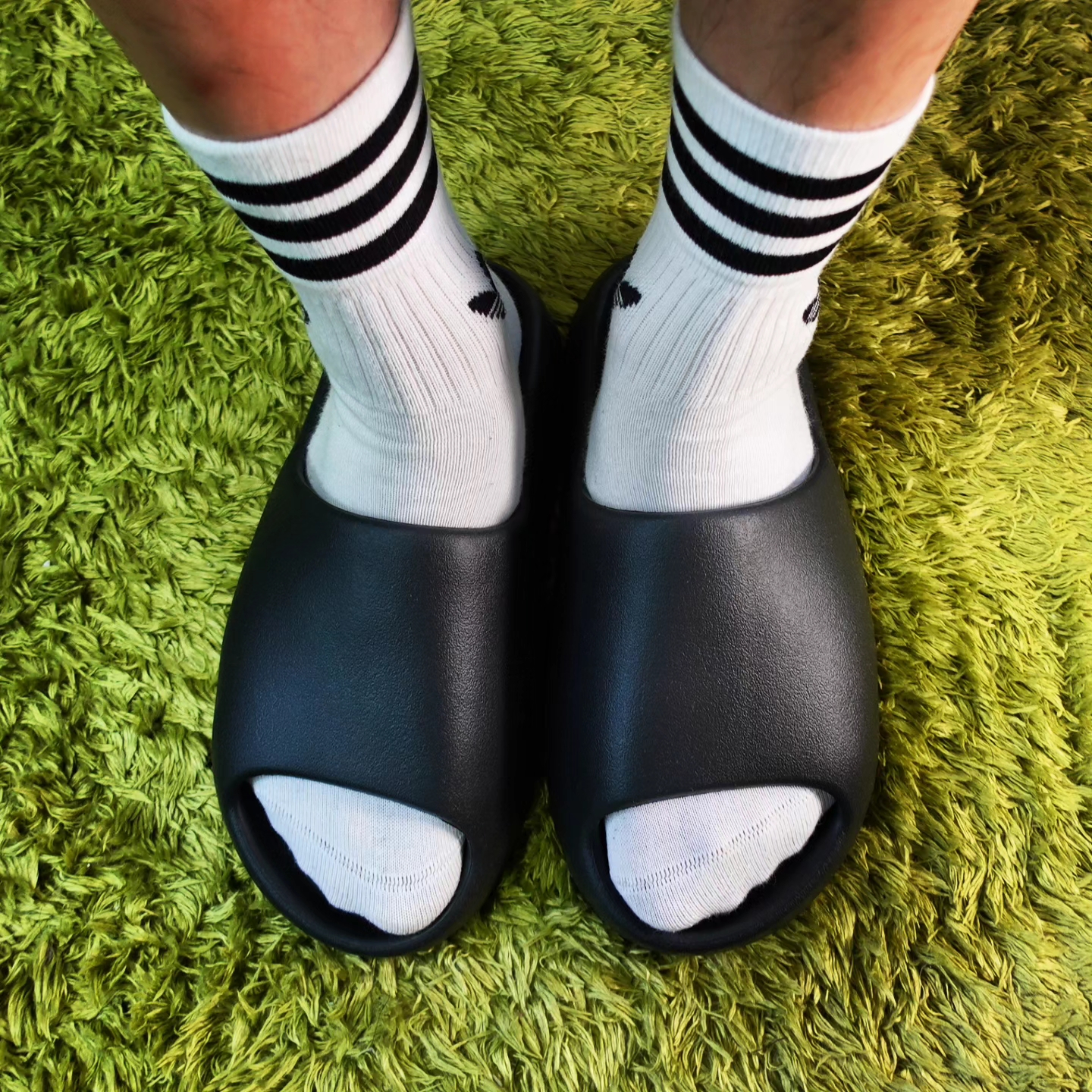 Adidas Yeezy Slide Onyx 착용 스타일 - 5