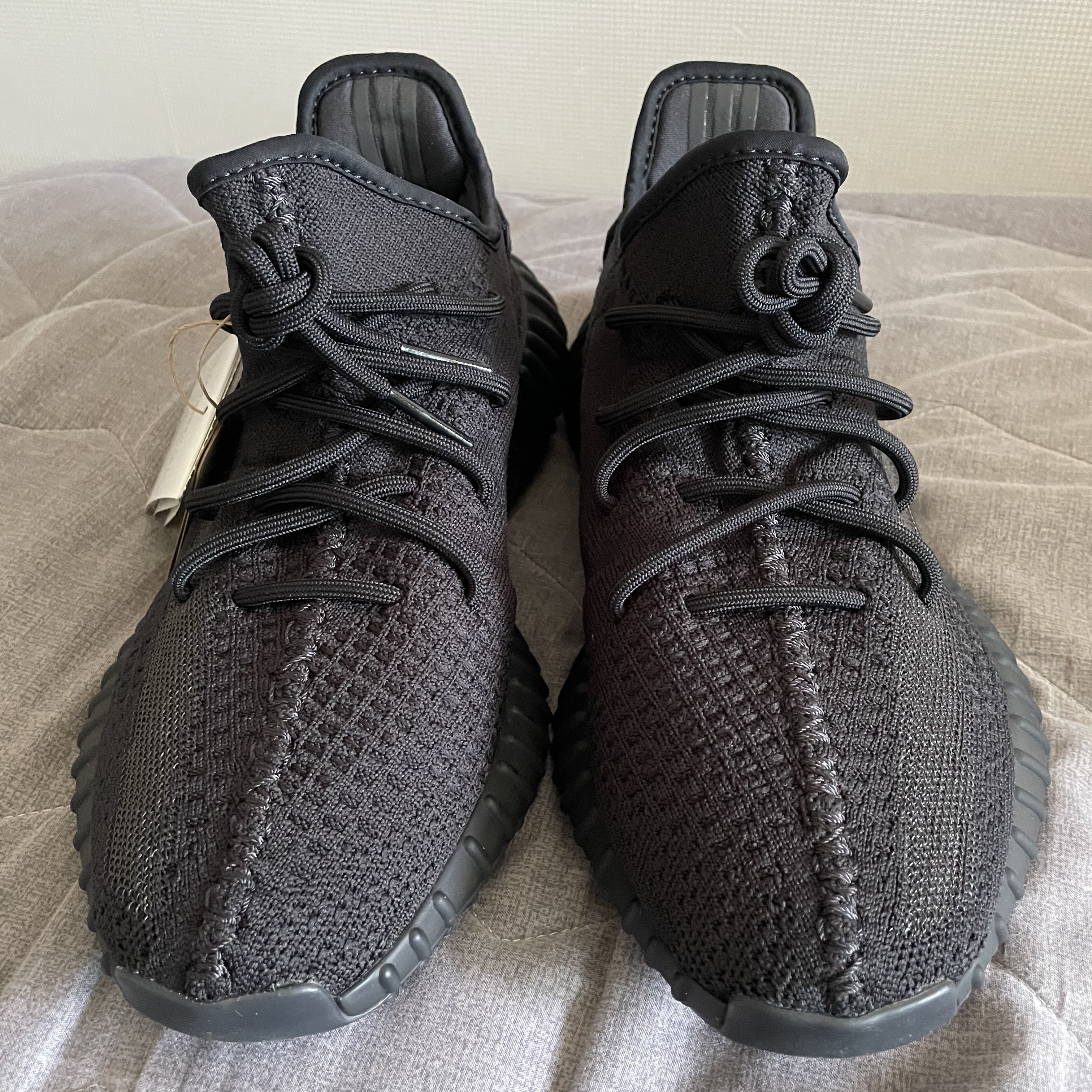Adidas Yeezy Boost 350 V2 Onyx 착용 스타일 - 3