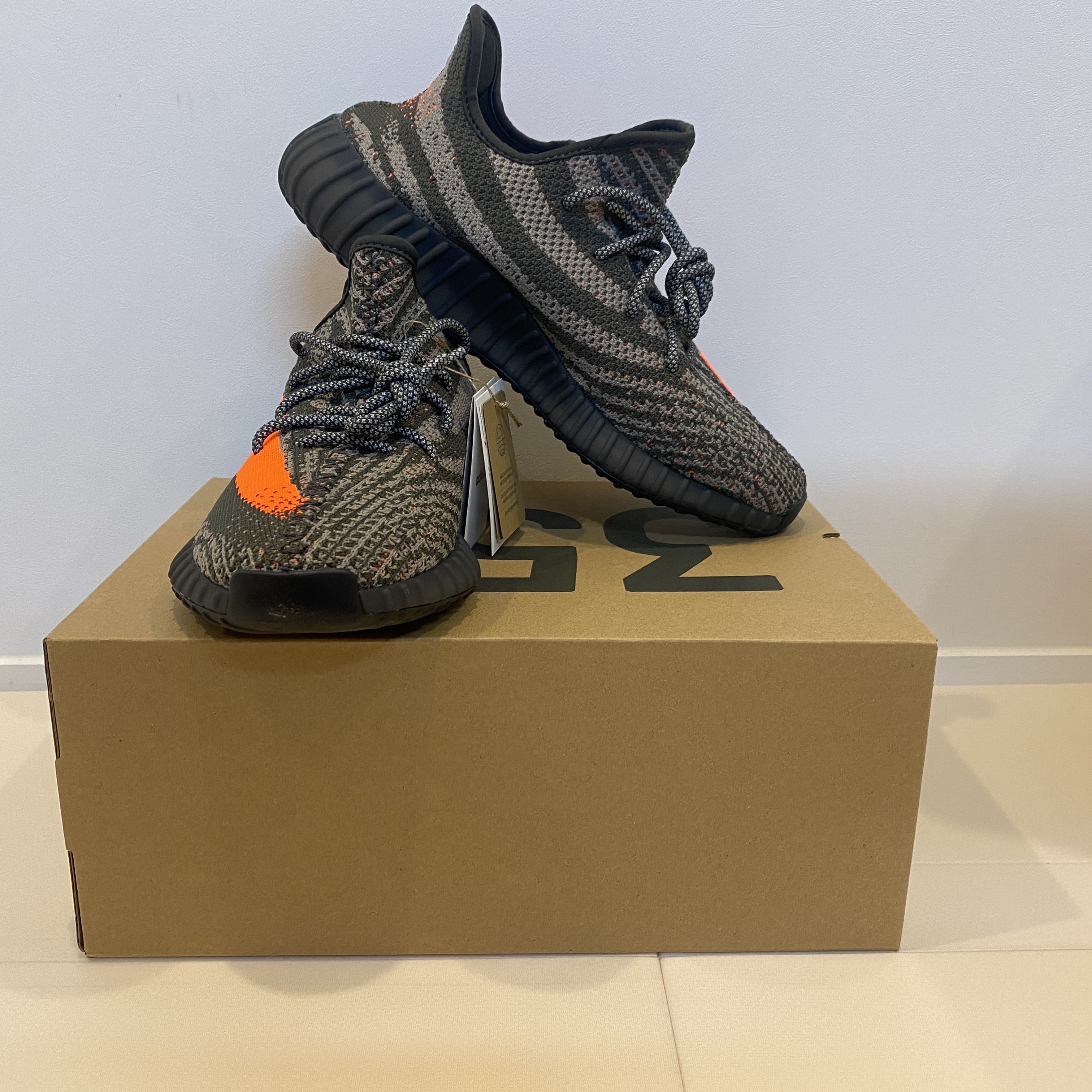 Adidas Yeezy Boost 350 V2 Carbon Beluga 착용 스타일 - 1