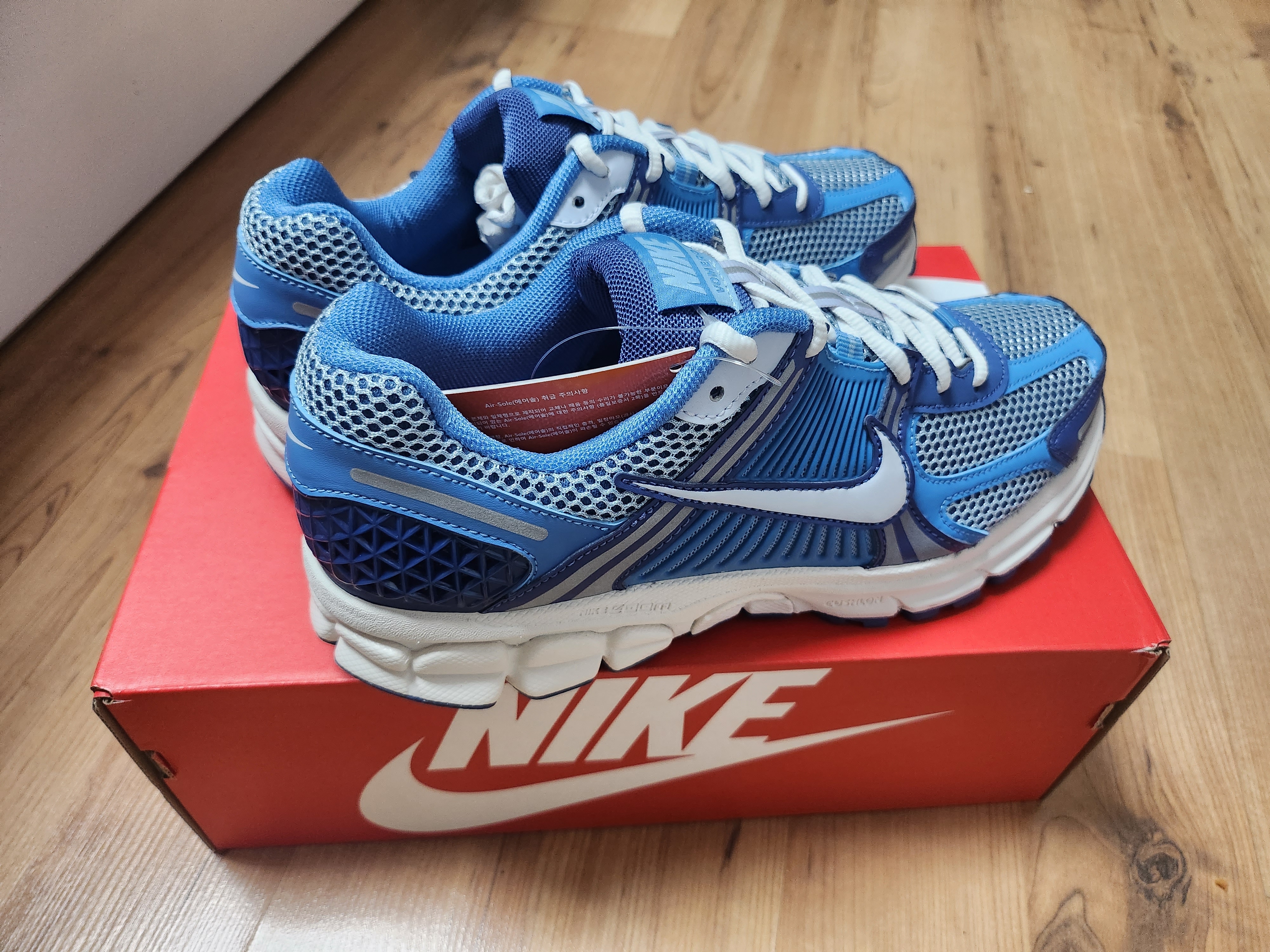 Nike Zoom Vomero 5 Mystic Navy and Worn Blue 착용 스타일 - 3
