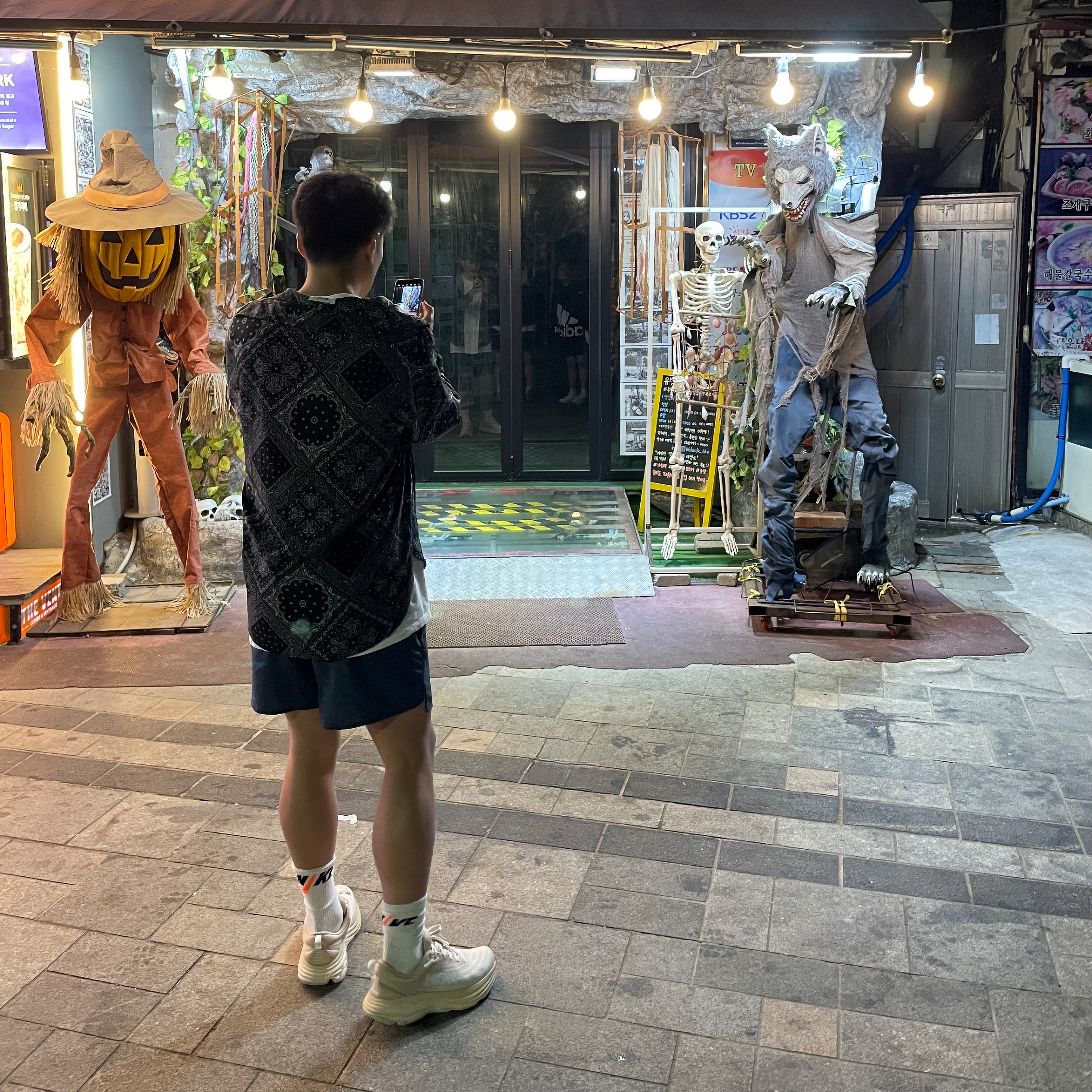 Stussy Fuzzy Dice T-Shirt White, Hoka Bondi 8 Shifting Sand - Regular 착용 스타일 - 4