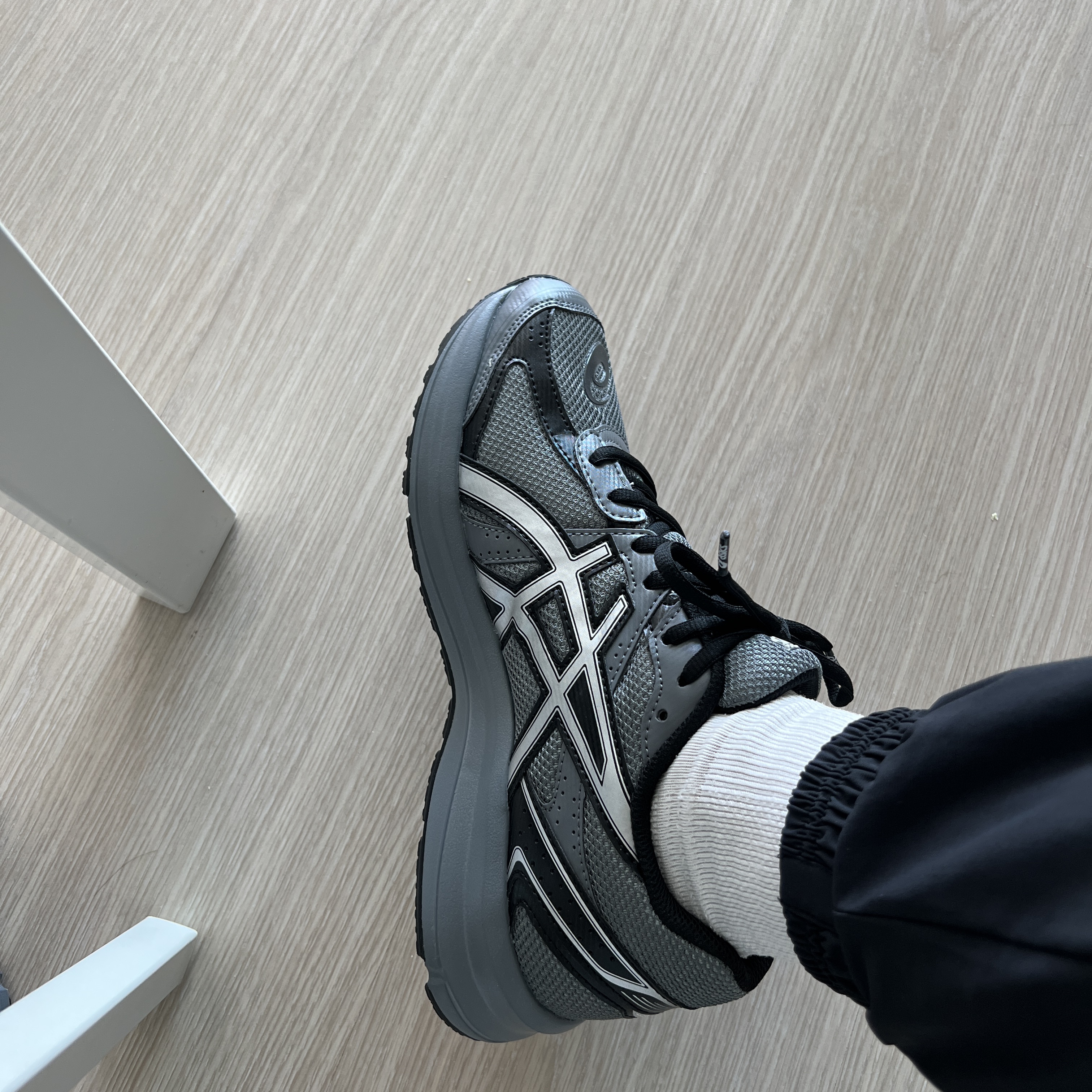 Asics Jog 100 S Steel Grey - 2E Wide 착용 스타일 - 2