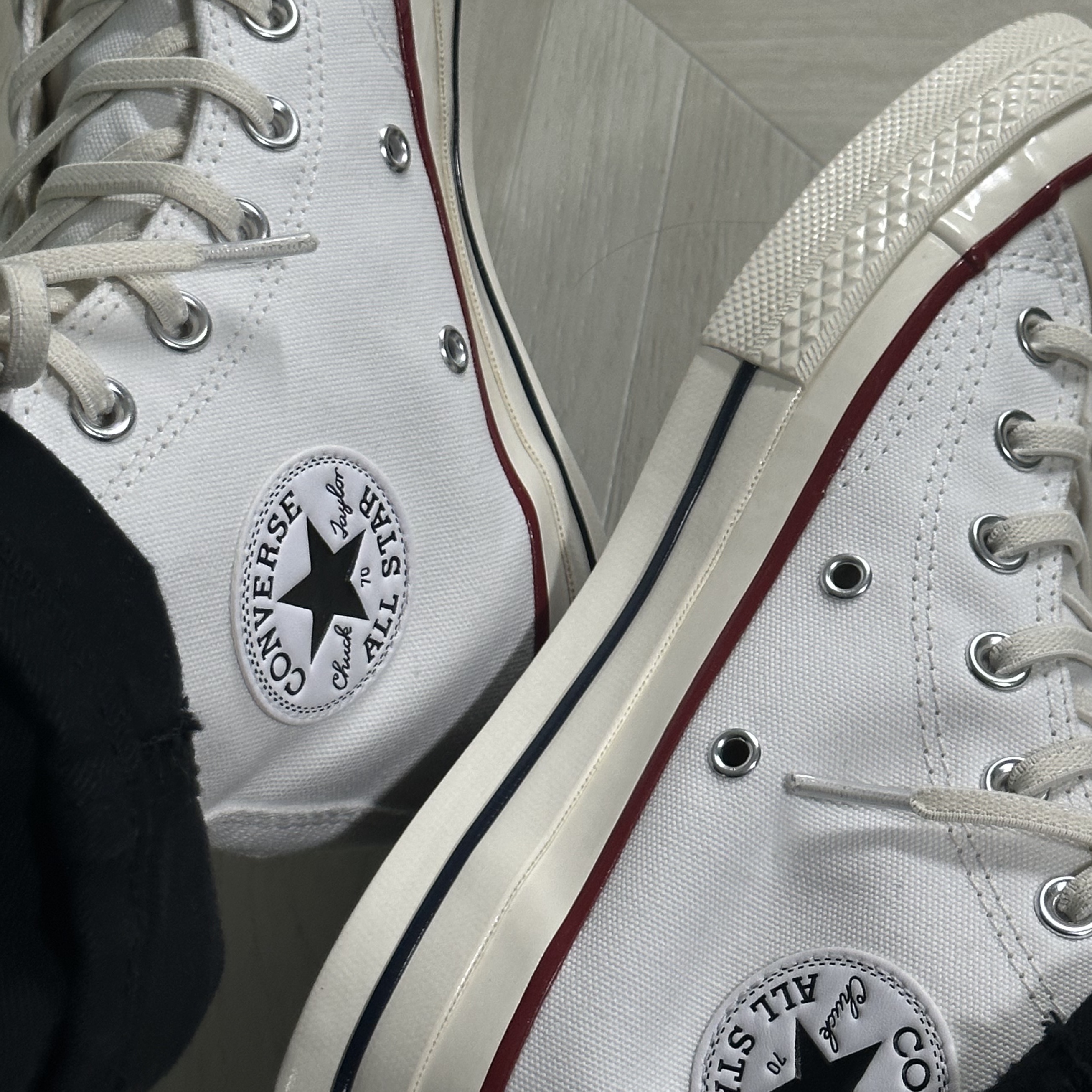 Converse Chuck 70 High Vintage Canvas White, (W) Mischief Rhombus Blur T-Shirt Basic White 착용 스타일 - 1