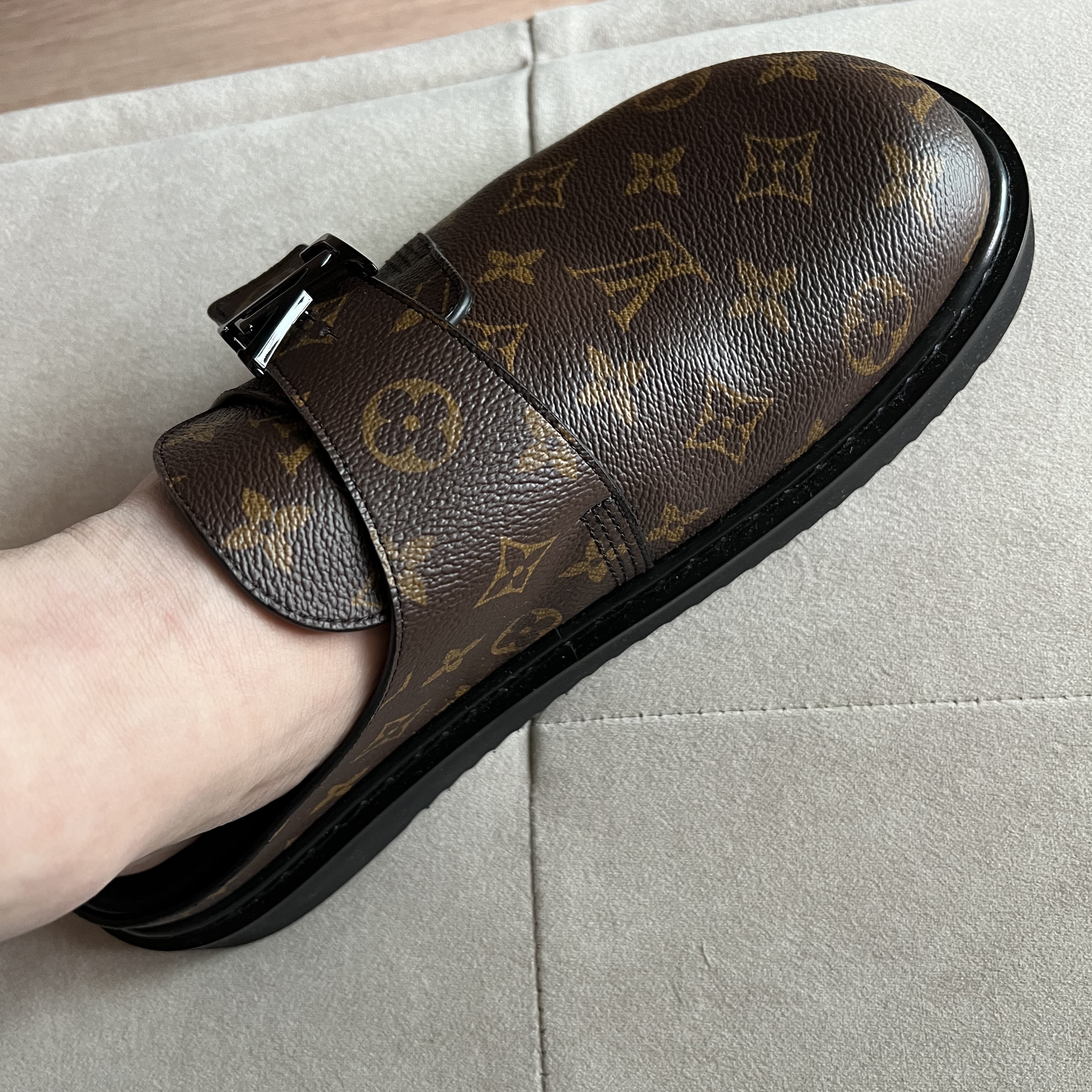 Louis Vuitton LV Easy Mule Monogram Ebene 착용 스타일