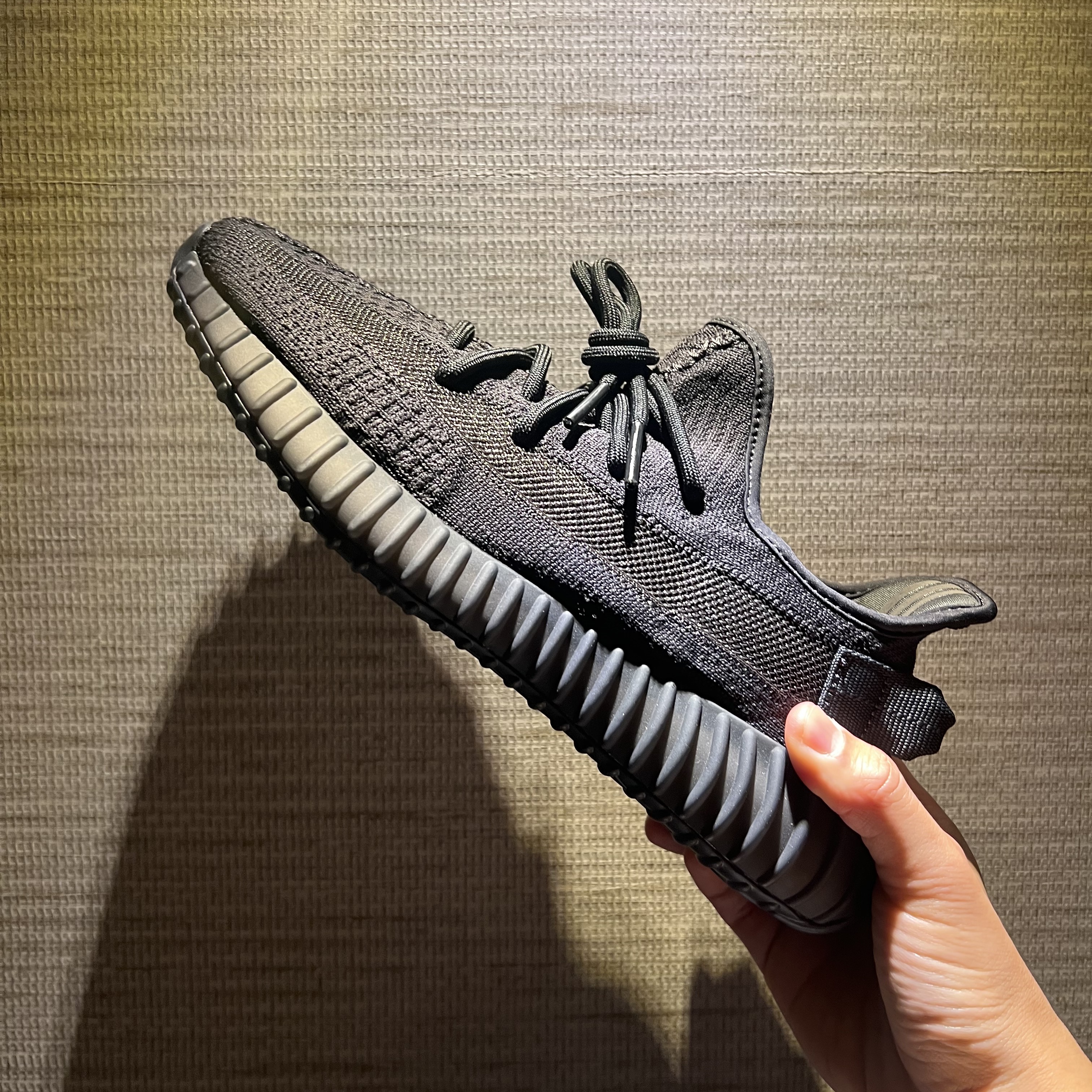 Adidas Yeezy Boost 350 V2 Onyx 착용 스타일