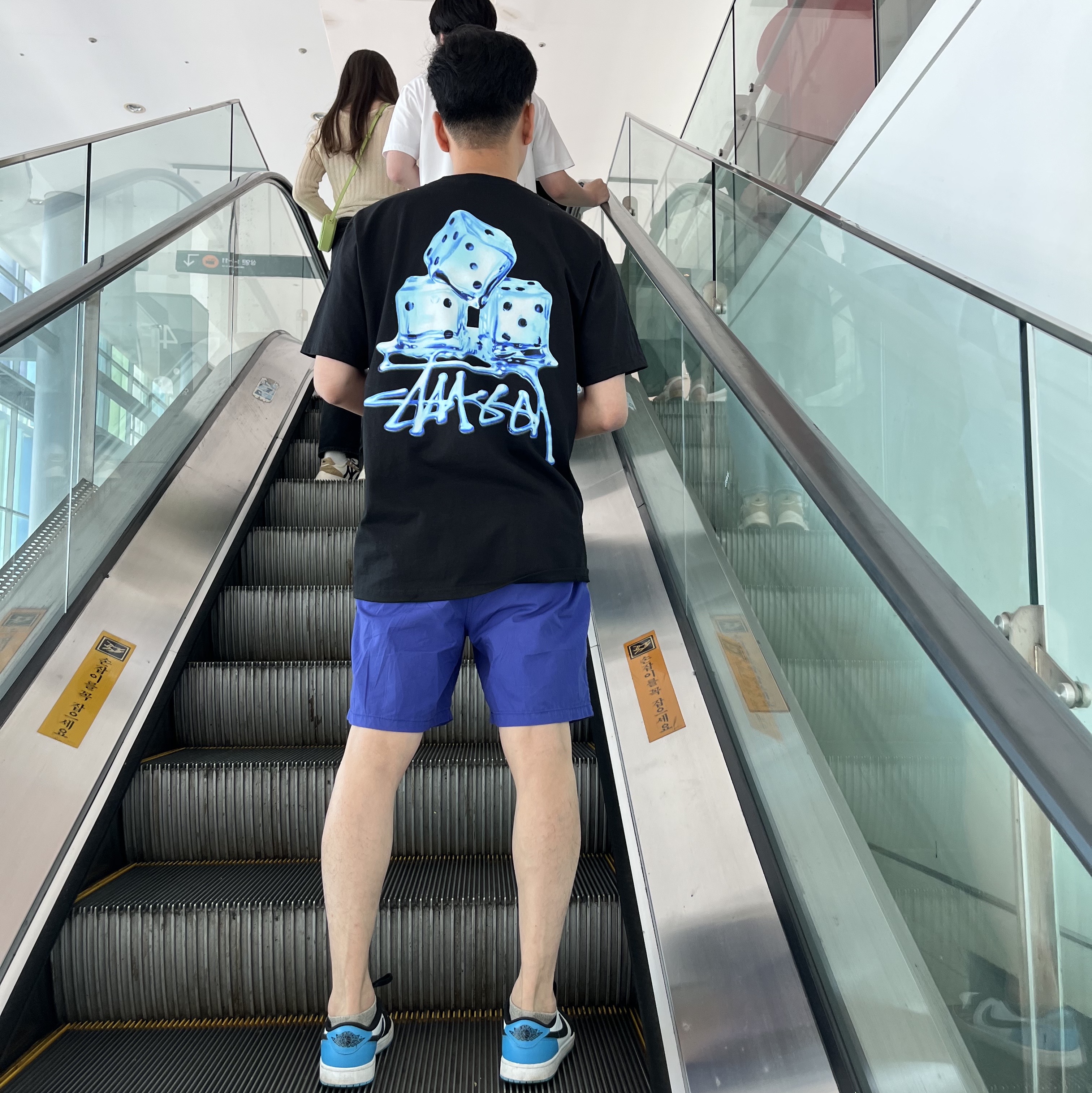 Stussy Melted T-Shirt Black, Jordan 1 Retro Low OG Black and Dark Powder Blue 착용 스타일