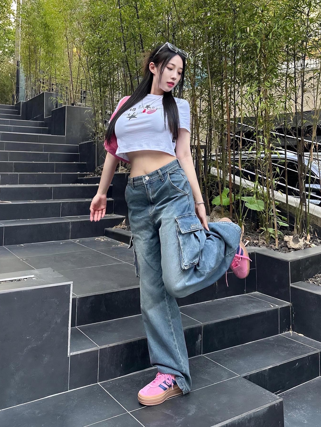 (W) Adidas Gazelle Bold Pink Glow Victory Blue, Prada Re-Edition 2000 Terry Mini Bag Petal Pink 착용 스타일 - 3