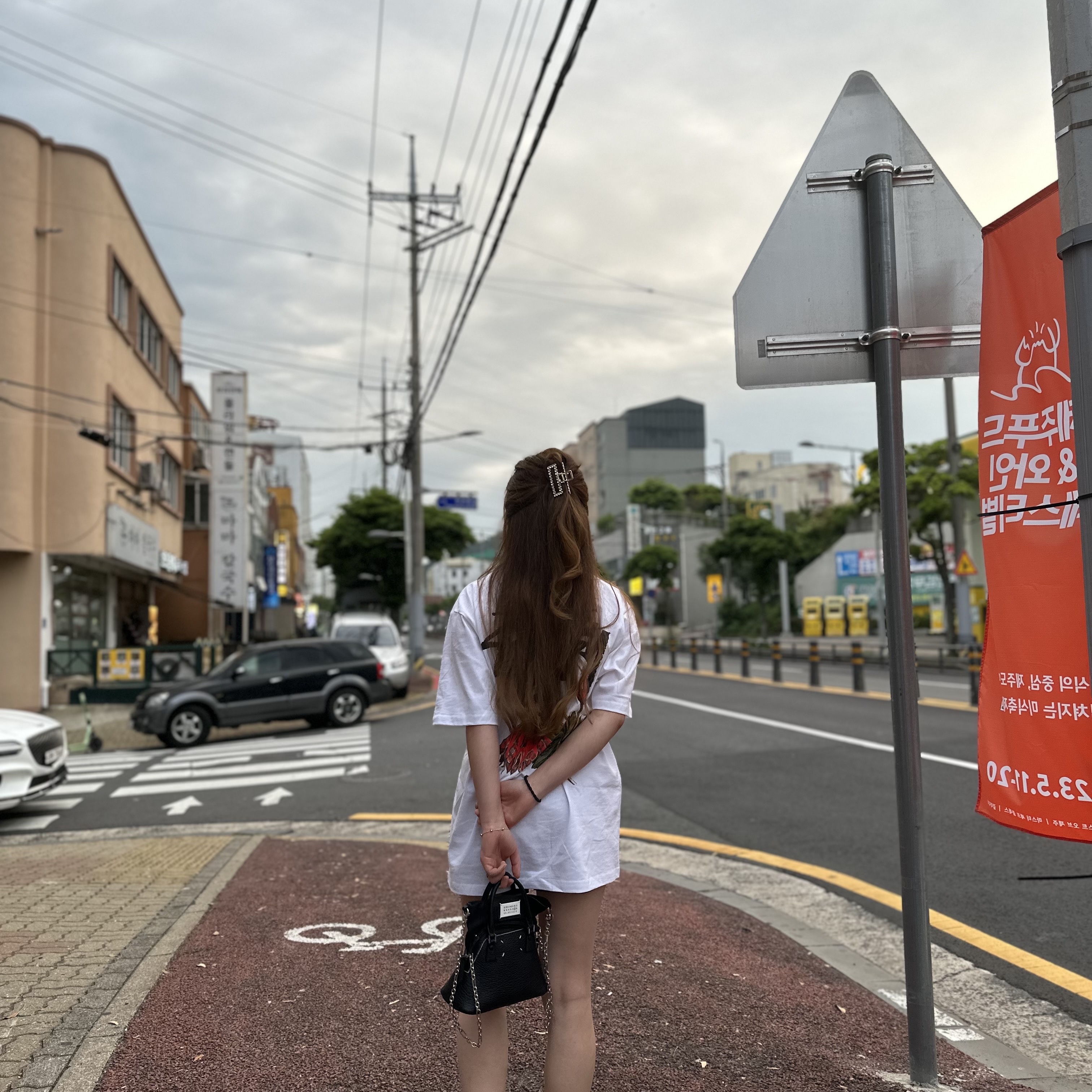 스투시 위더드 플라워 티셔츠 화이트 착용 스타일 - 1