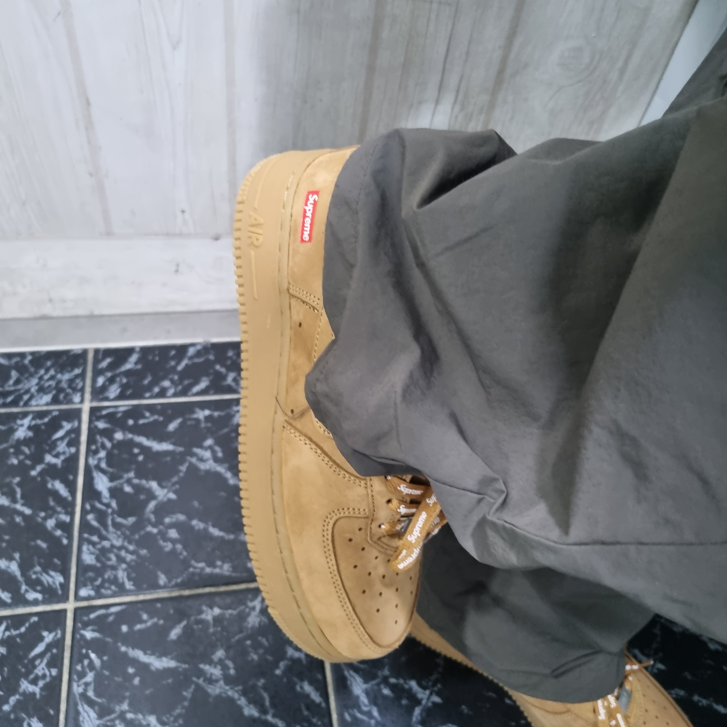 Nike x Supreme Air Force 1 Low Flax 착용 스타일