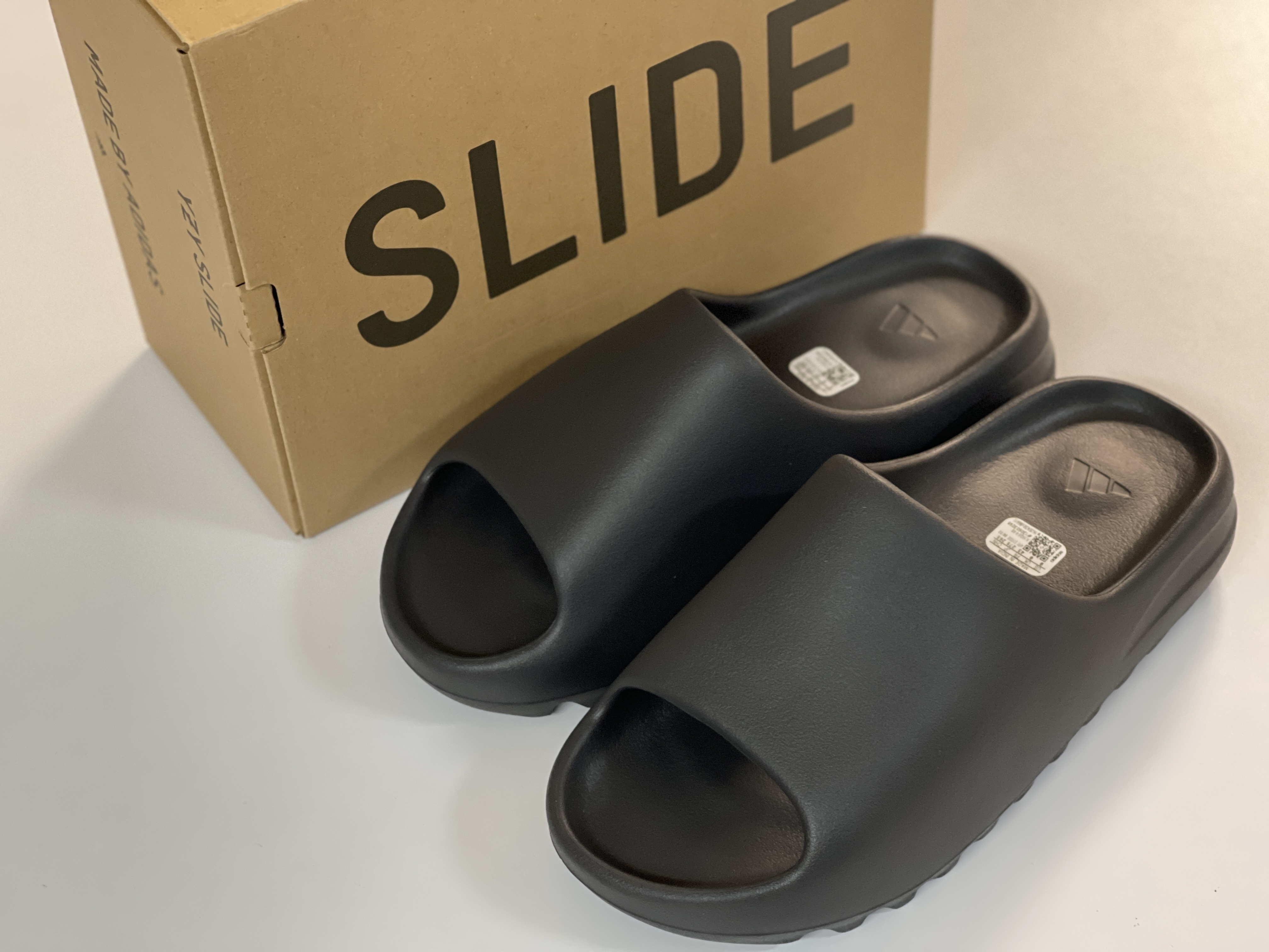 Adidas Yeezy Slide Onyx 착용 스타일 - 1