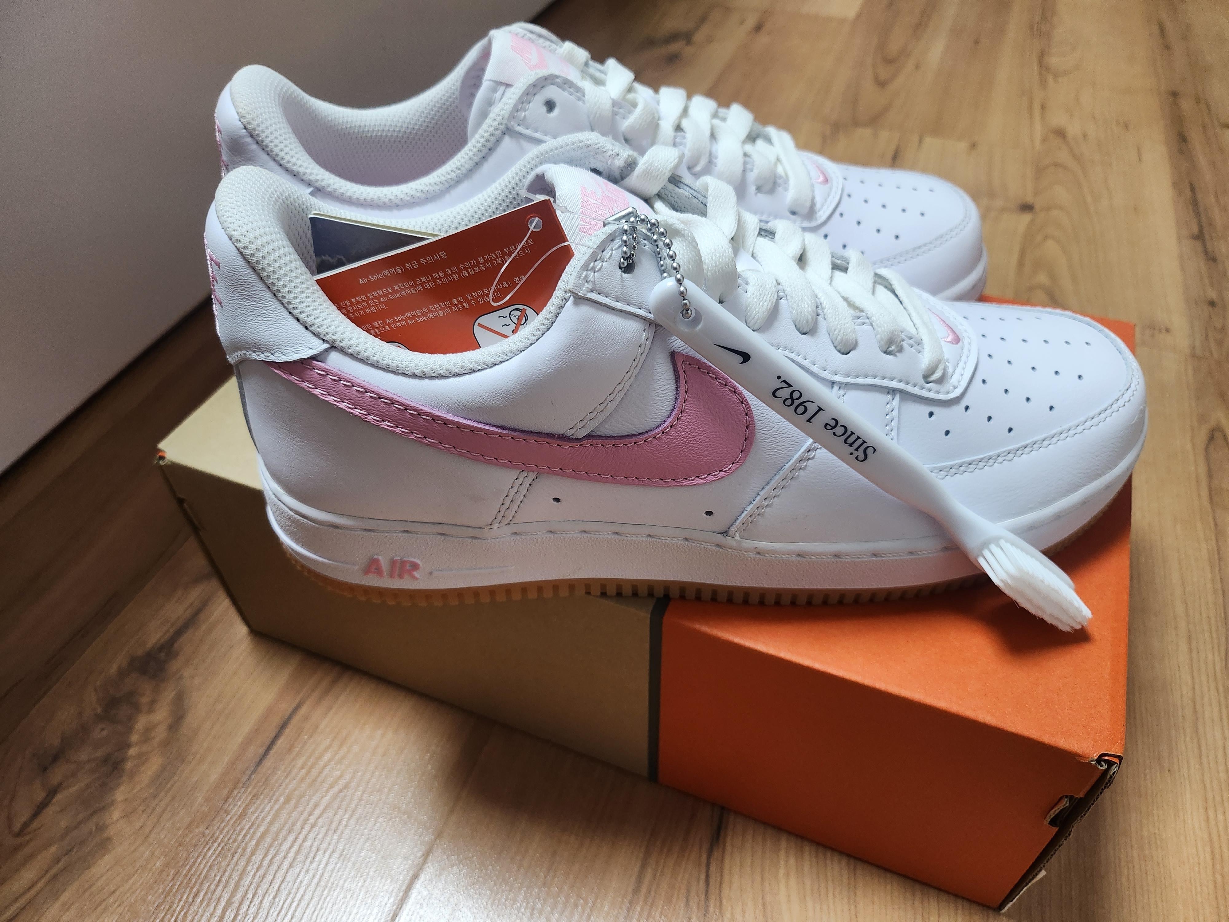 Nike Air Force 1 Low Retro Color of the Month White Pink 착용 스타일 - 3