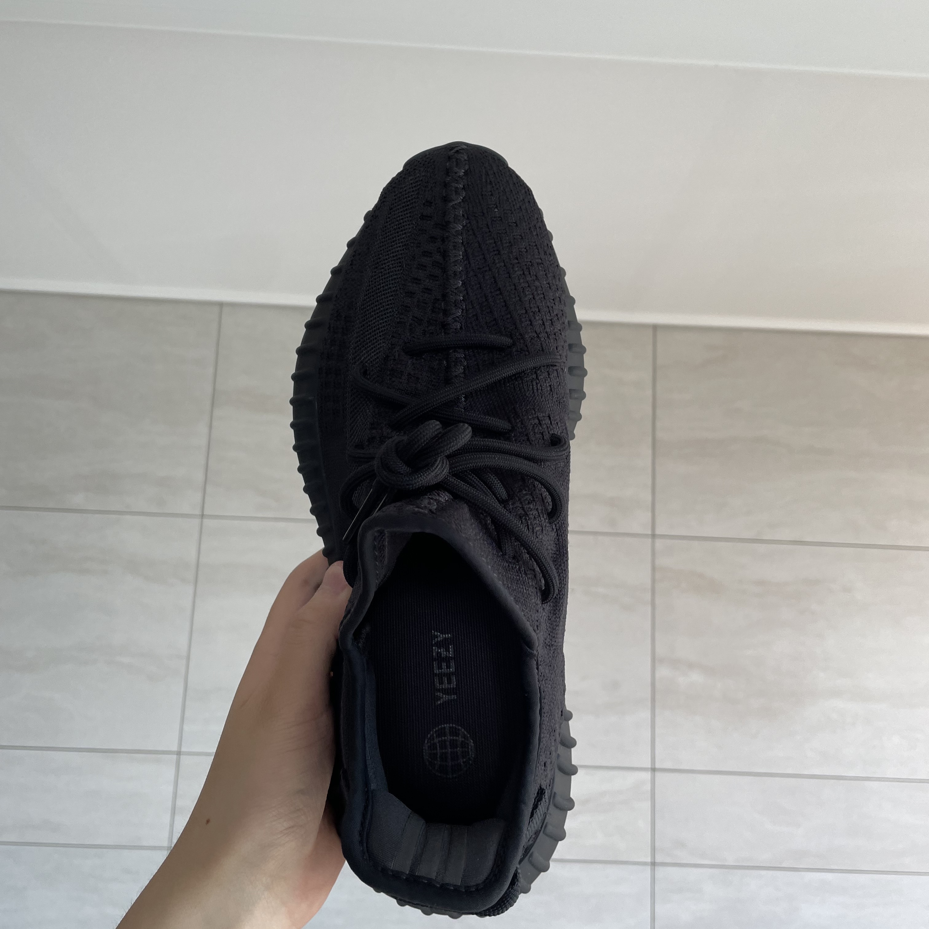 Adidas Yeezy Boost 350 V2 Onyx 착용 스타일 - 2