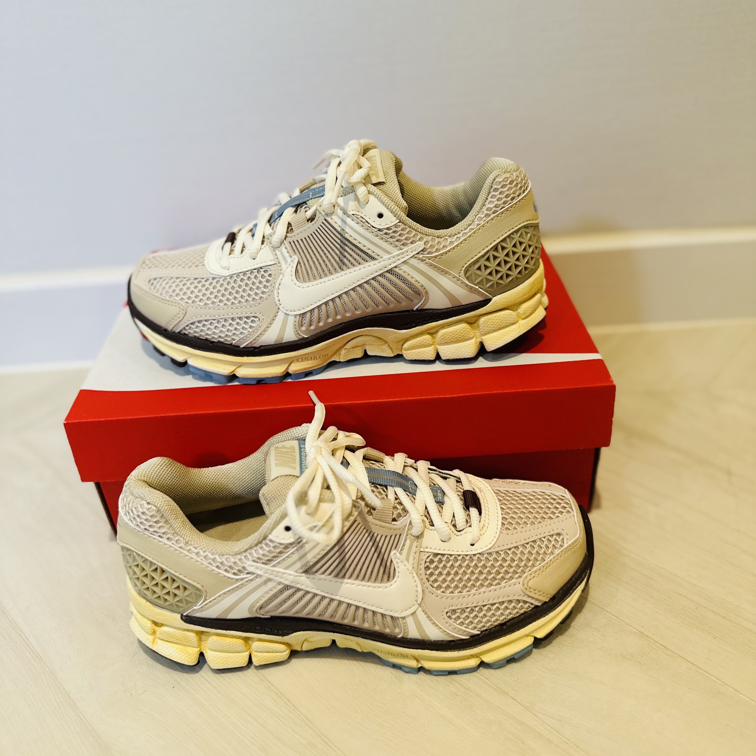 (W) Nike Zoom Vomero 5 Oatmeal 착용 스타일 - 1