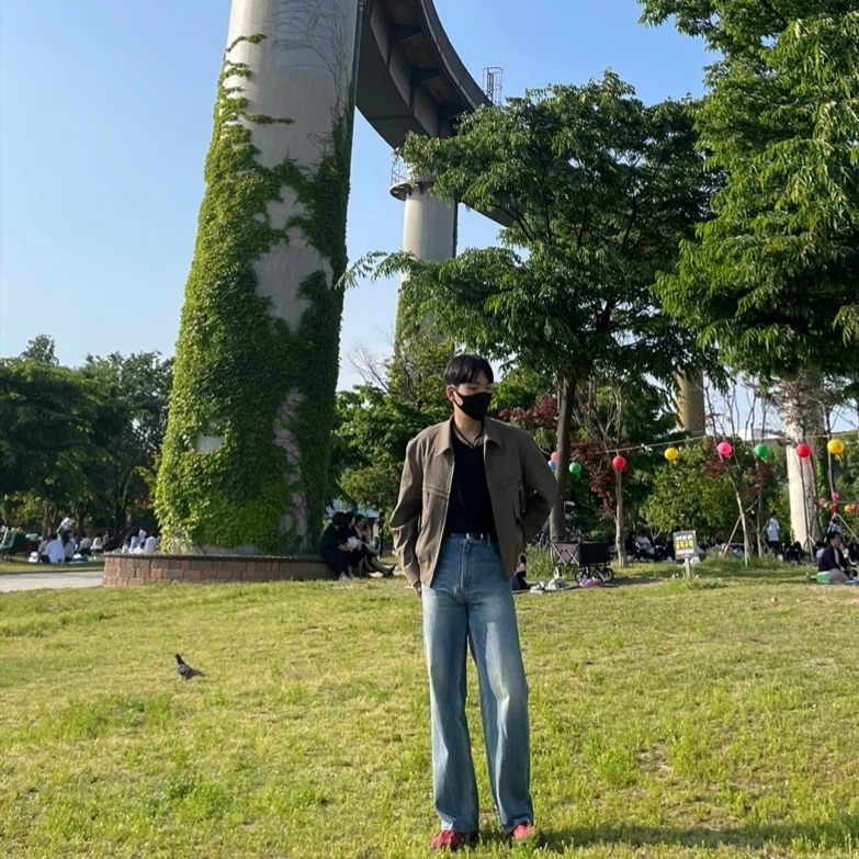 Our Legacy Ladon Leather Keychain Black, Adidas Tobacco Gruen Collegiate Burgundy 착용 스타일 - 5