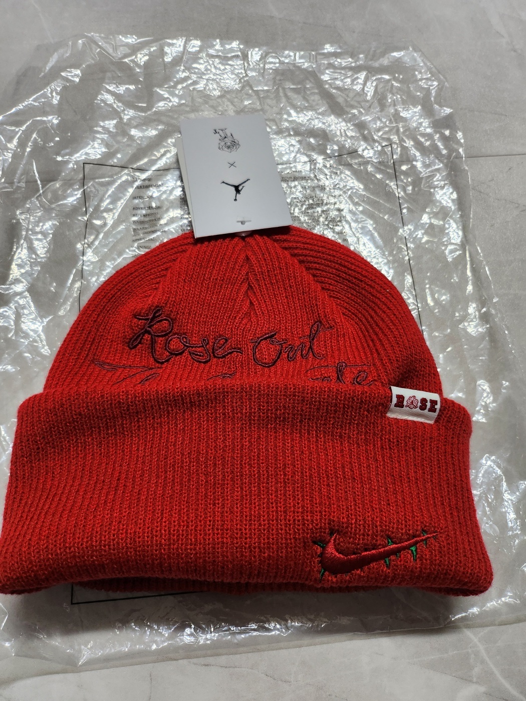 Jordan x Teyana Taylor Terra Beanie Salsa Red 착용 스타일
