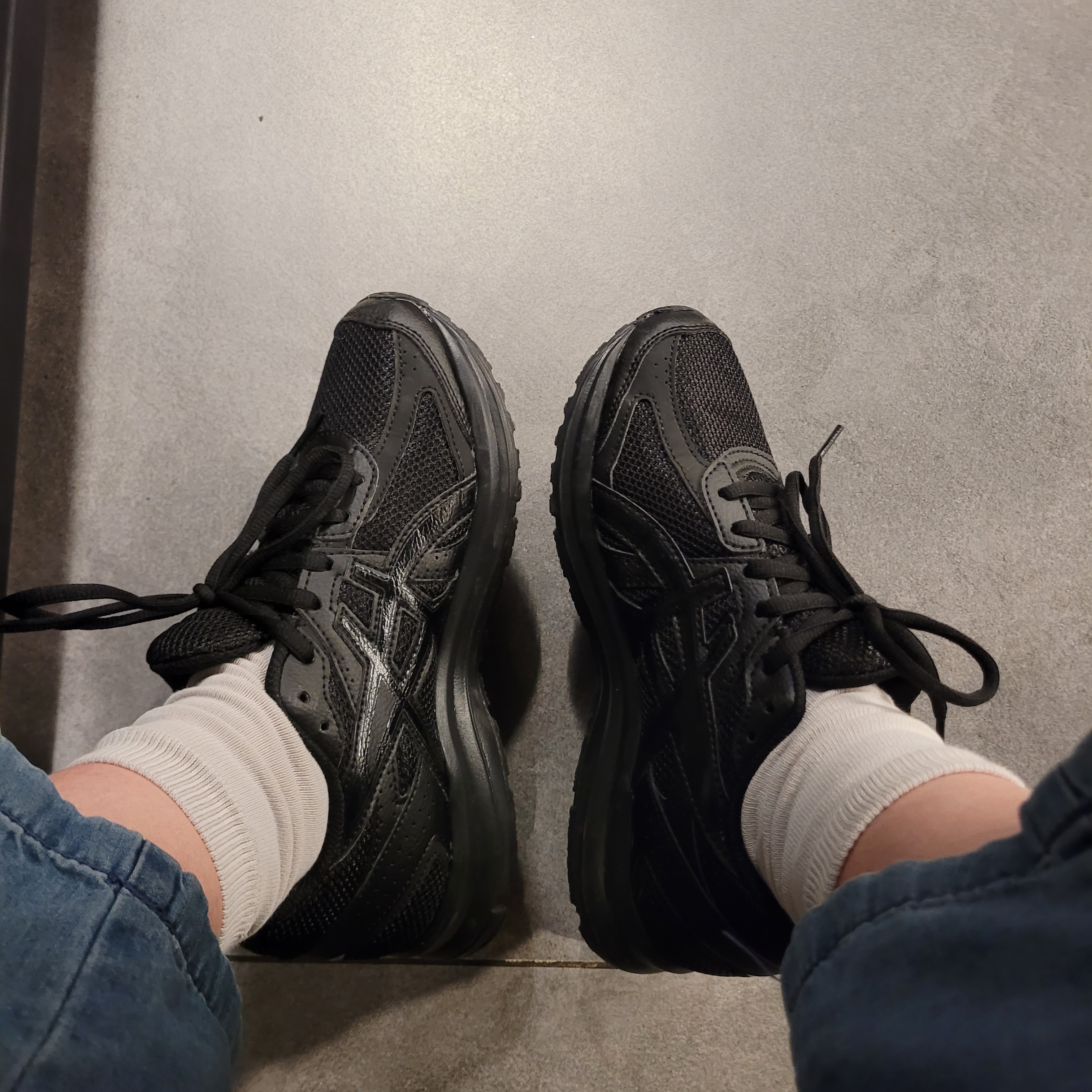 Asics Jog 100 S Black - 2E Wide 착용 스타일