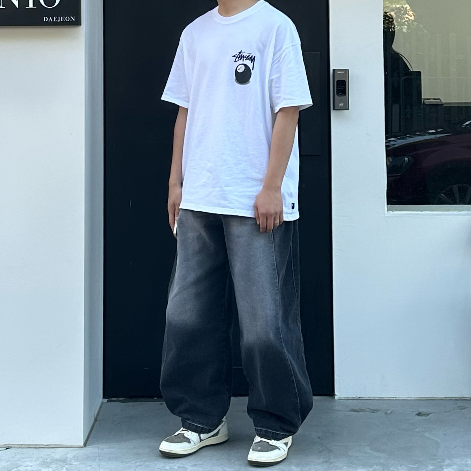 Nike x Stussy NRG FL SS 8 Ball T-Shirt White (DO9322-100), Jordan 1 x Travis Scott Retro Low OG SP Sail and Ridgerock 착용 스타일