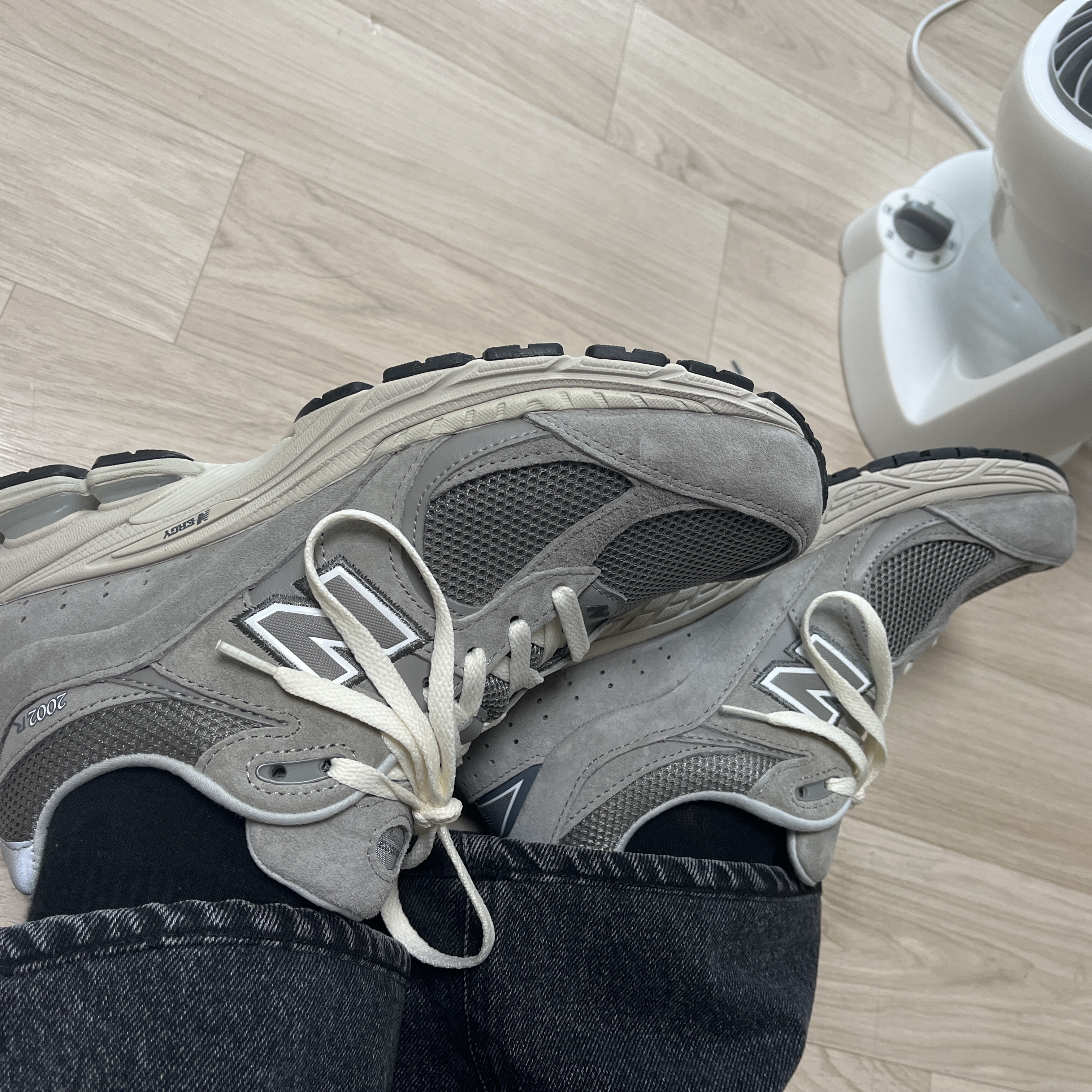 New Balance 2002R Grey 착용 스타일 - 2