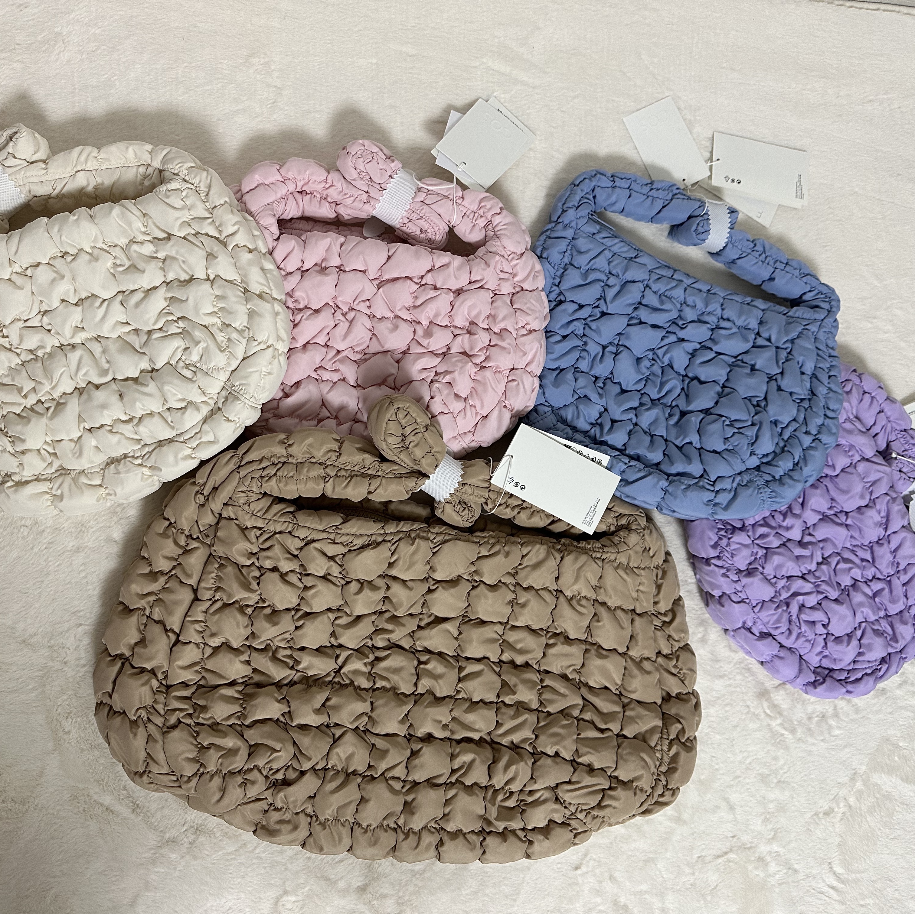 COS Quilted Mini Bag Cream, COS Quilted Oversized Shoulder Bag Beige 착용 스타일
