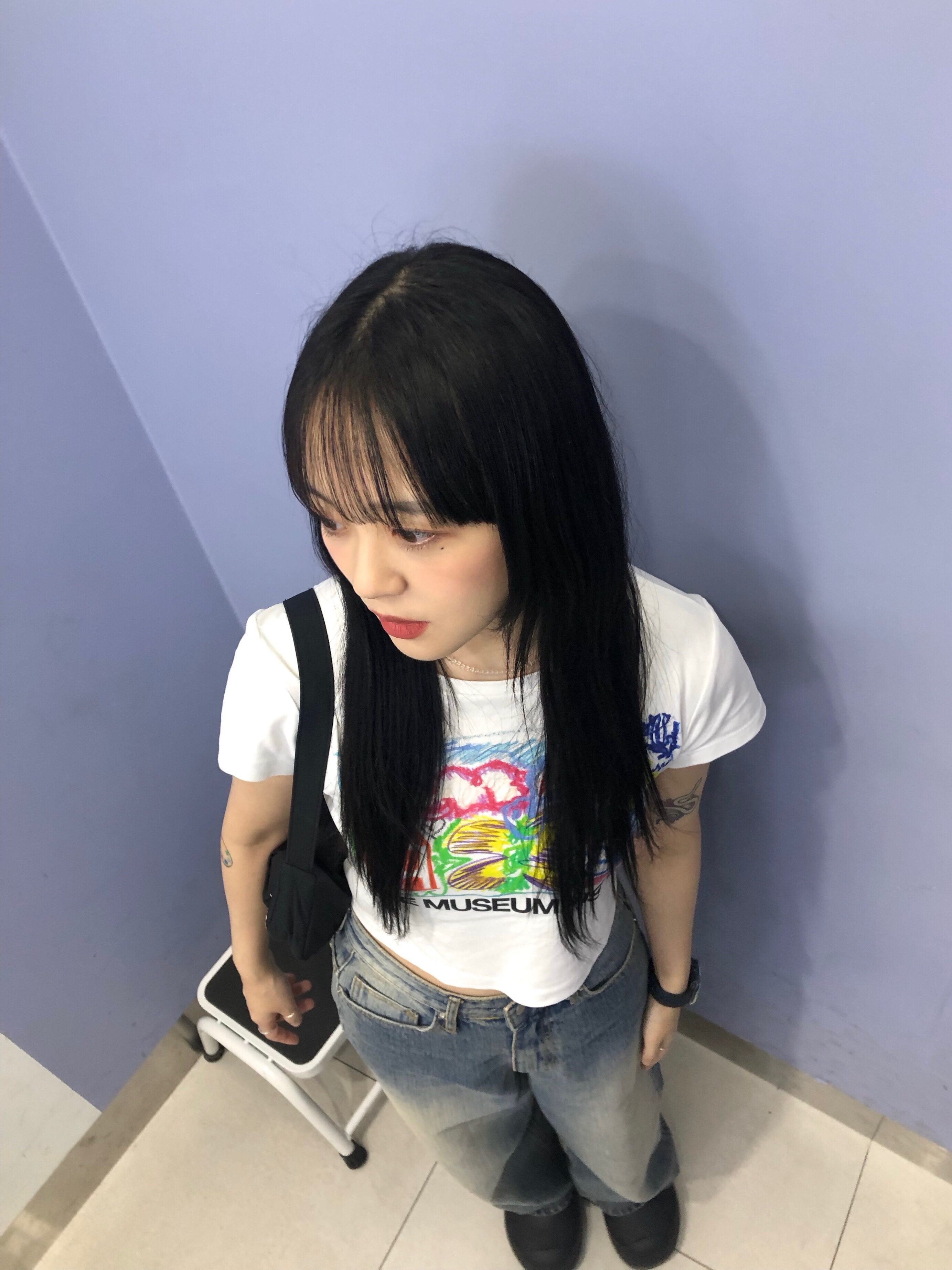 The Museum Visitor Women Crayon Art Printed T-Shirts White 착용 스타일