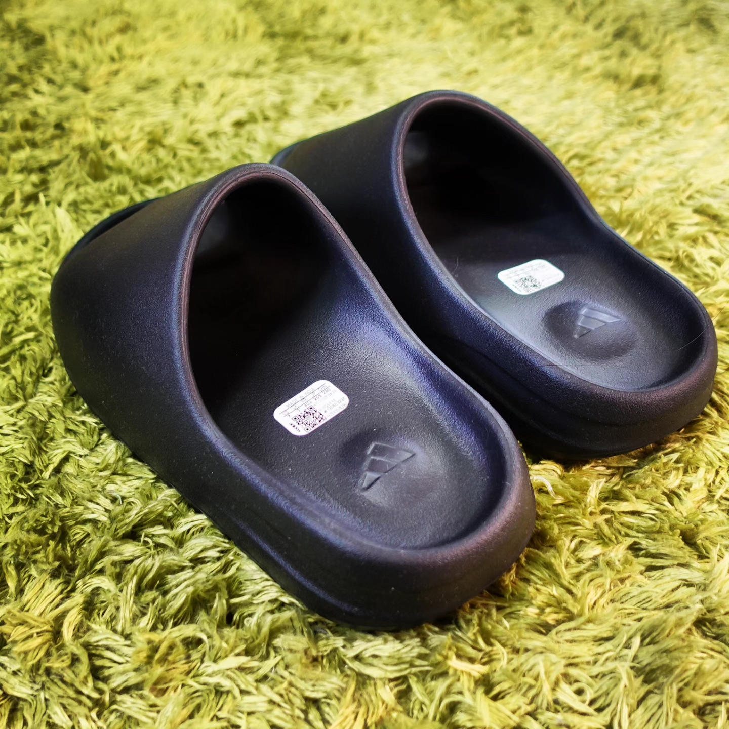 Adidas Yeezy Slide Onyx 착용 스타일 - 4