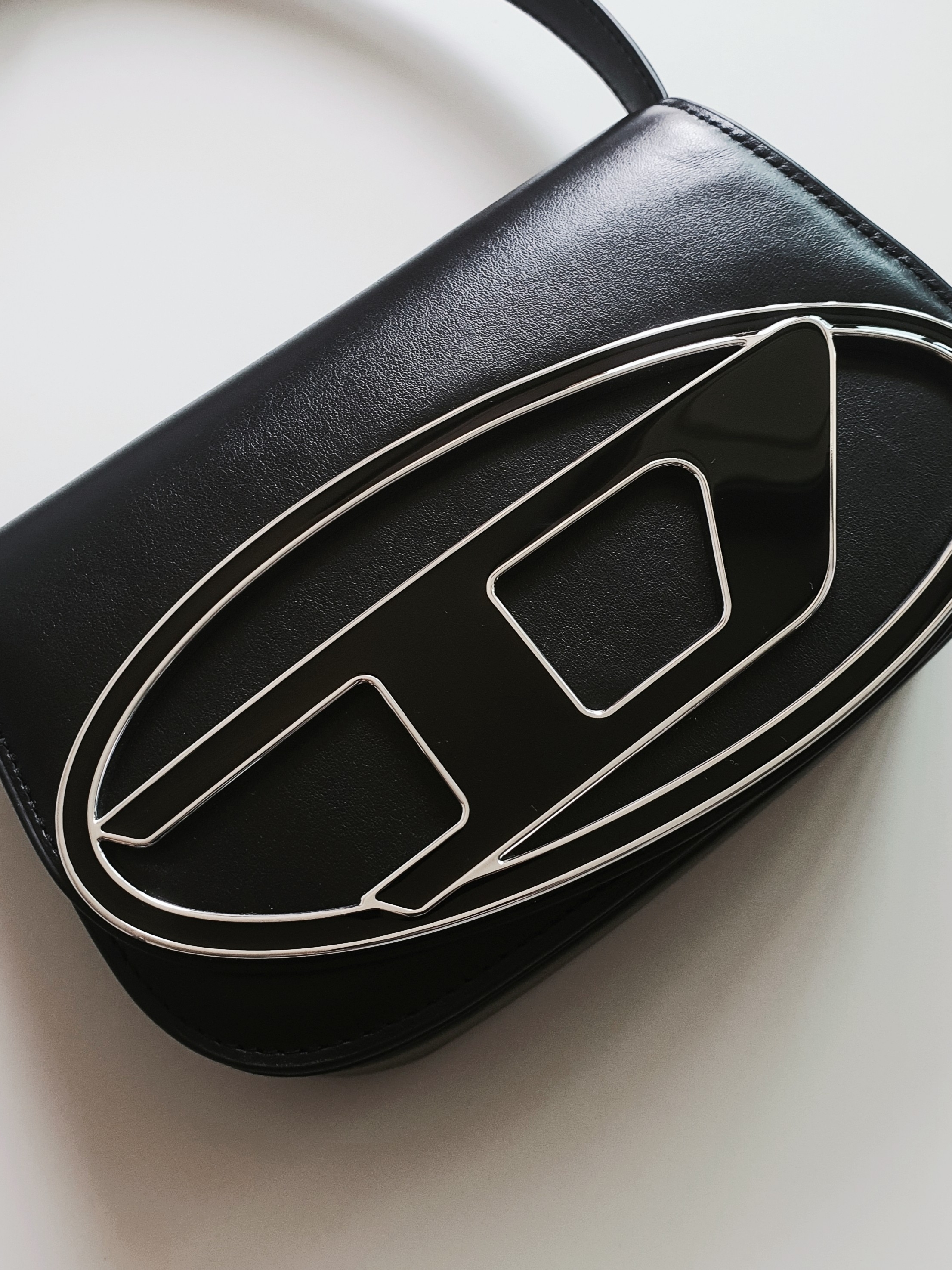 Diesel 1DR Shoulder Bag in Nappa Leather Black 착용 스타일 - 2
