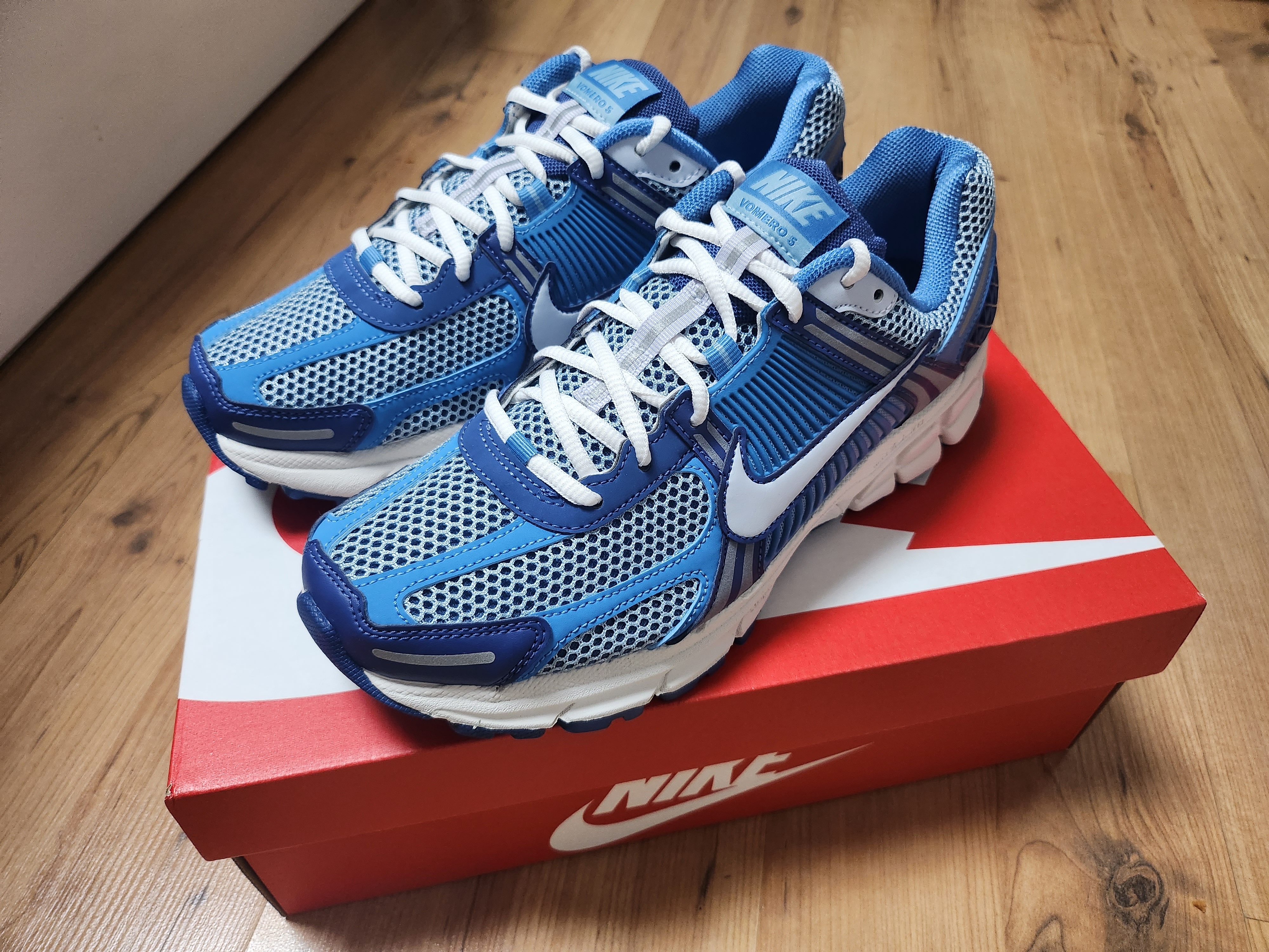 Nike Zoom Vomero 5 Mystic Navy and Worn Blue 착용 스타일 - 1
