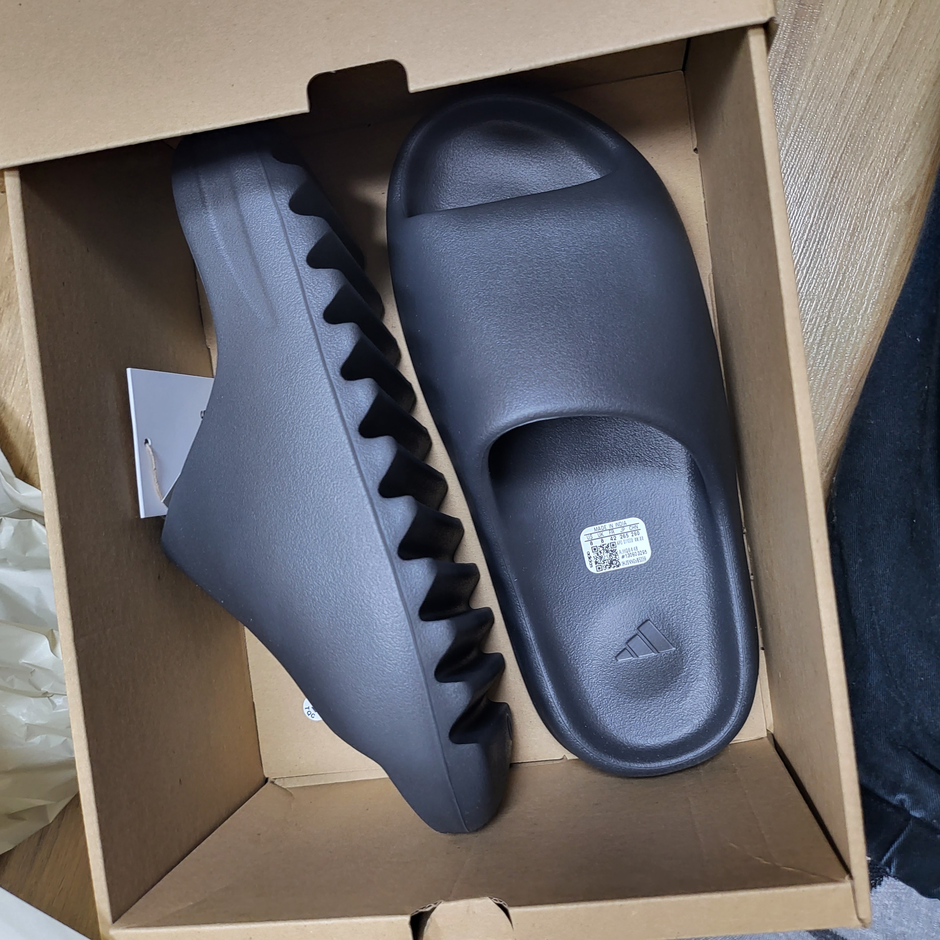 Adidas Yeezy Slide Onyx 착용 스타일 - 2