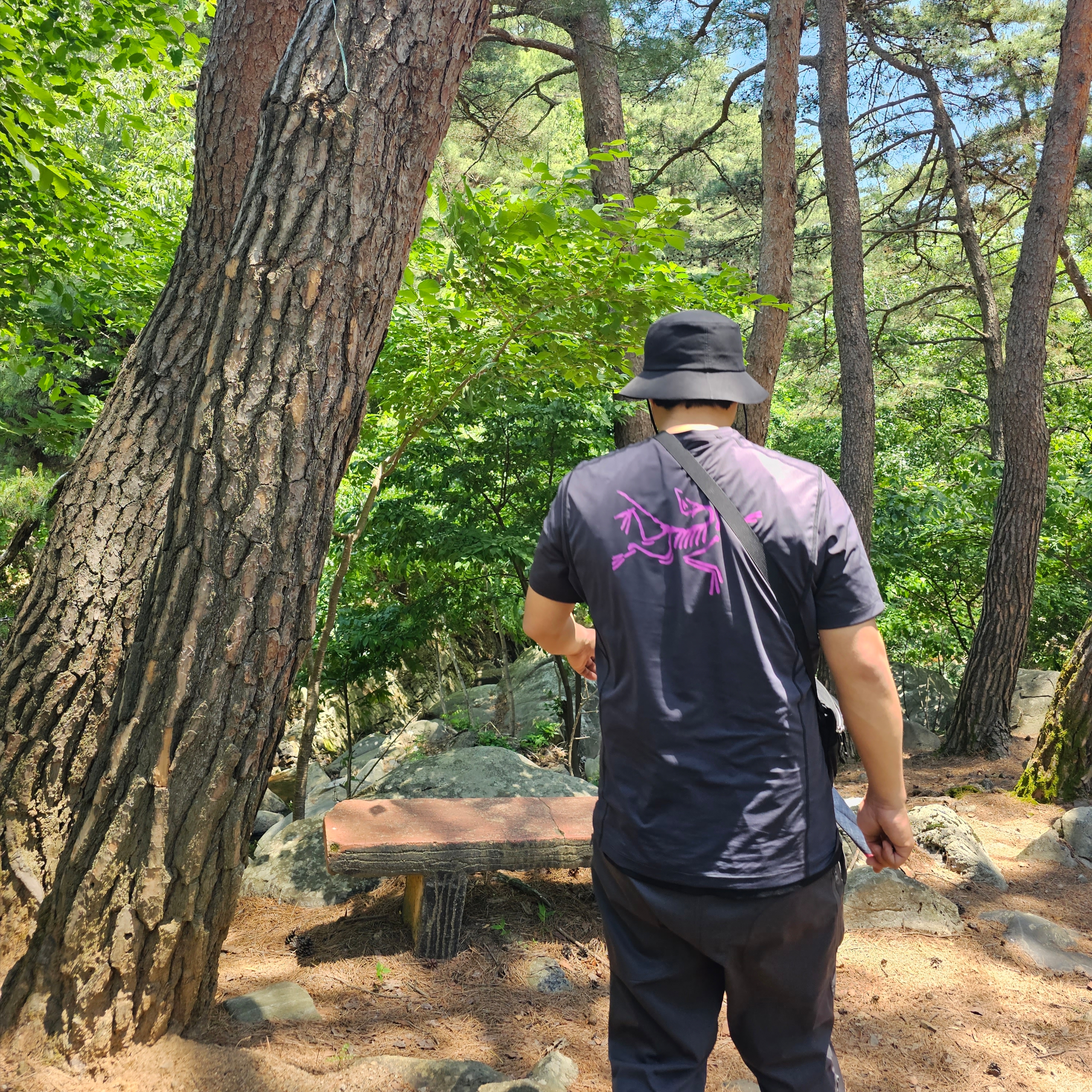 호카 카하 2 고어텍스 블랙, 아크테릭스 모투스 아크워드 크루 SS 티셔츠 그루비 블랙 헤더 착용 스타일 - 2