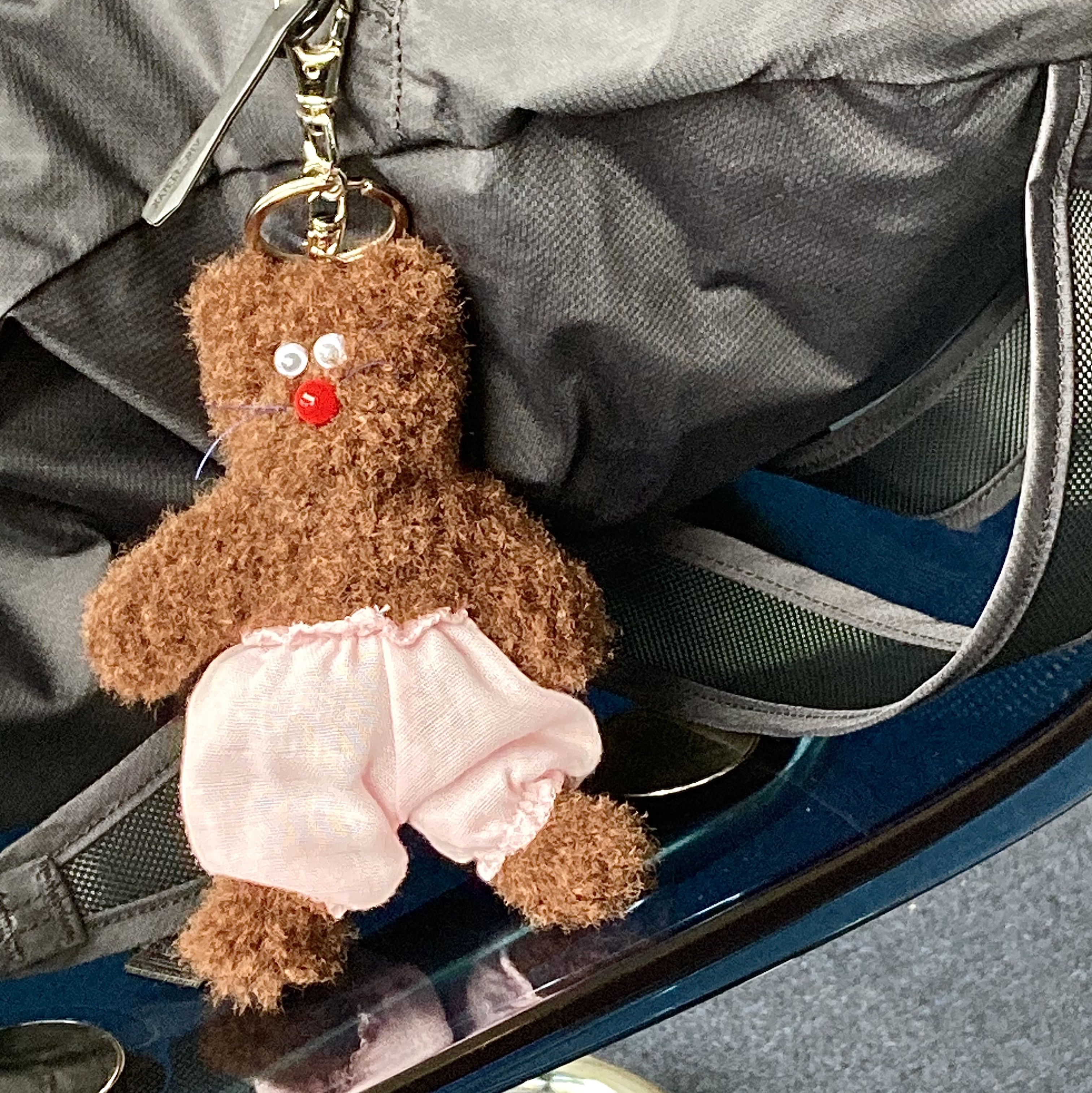 Monamhee Bred Keyring with Pink Pants Brown 착용 스타일