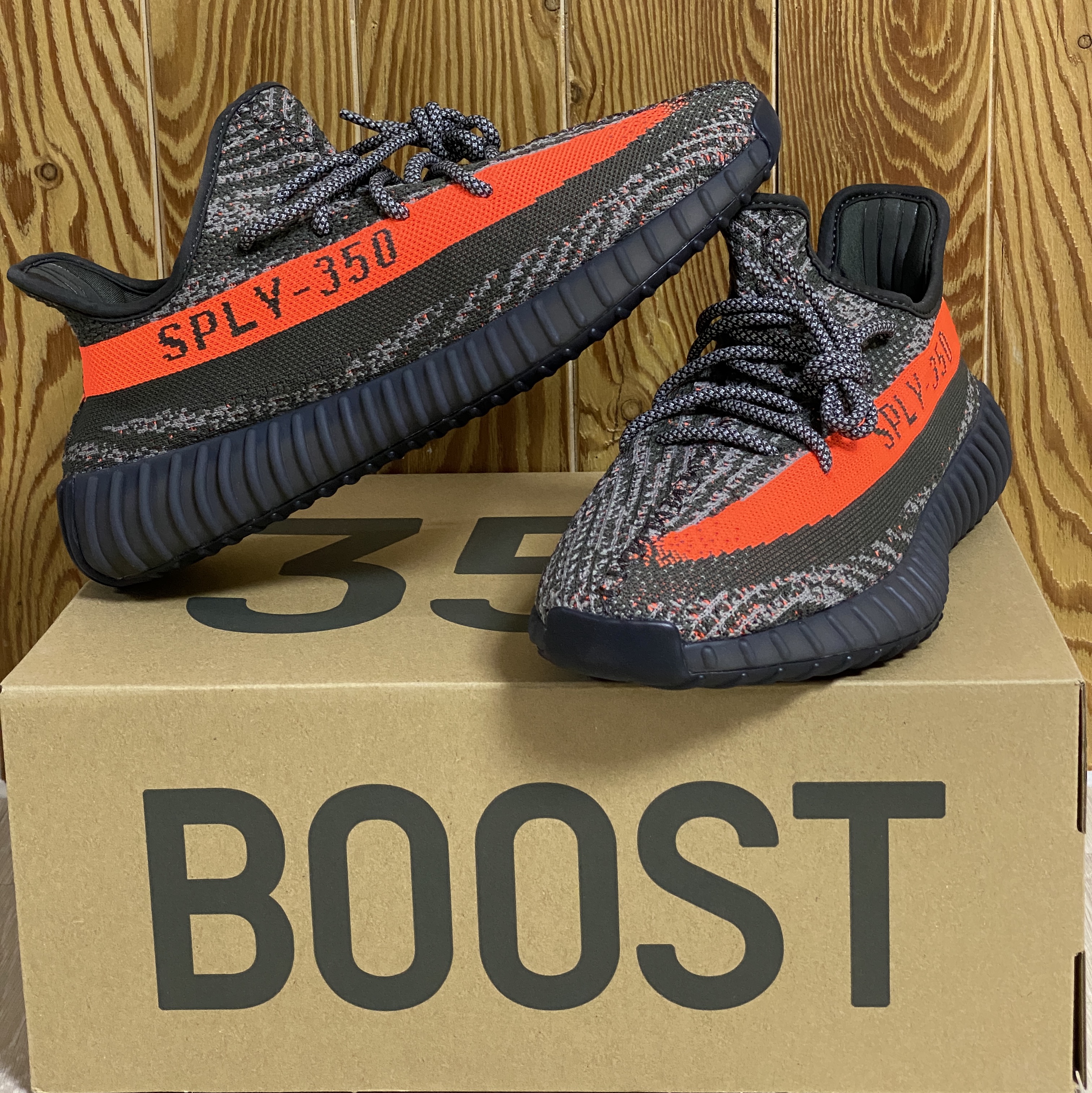 Adidas Yeezy Boost 350 V2 Carbon Beluga 착용 스타일 - 1